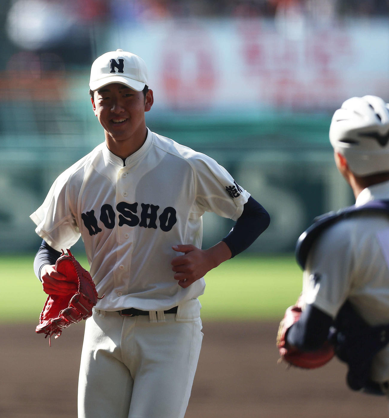 能代松陽対大阪桐蔭　2回表を抑え、笑顔でベンチに戻る能代松陽・森岡（撮影・河田真司）