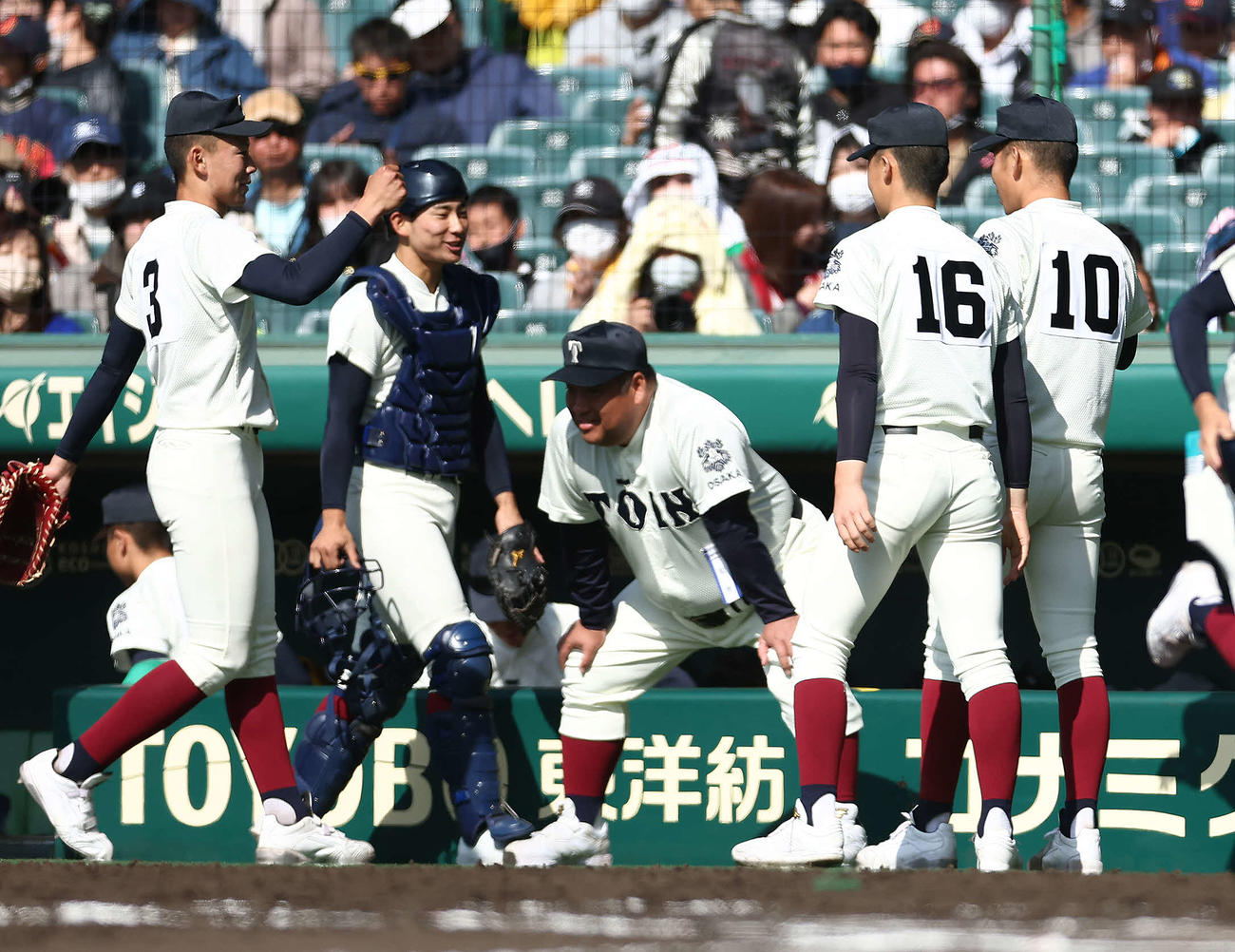 能代松陽対大阪桐蔭　6回表を終え、膝に手をつく大阪桐蔭・西谷監督（中央）（撮影・河田真司）