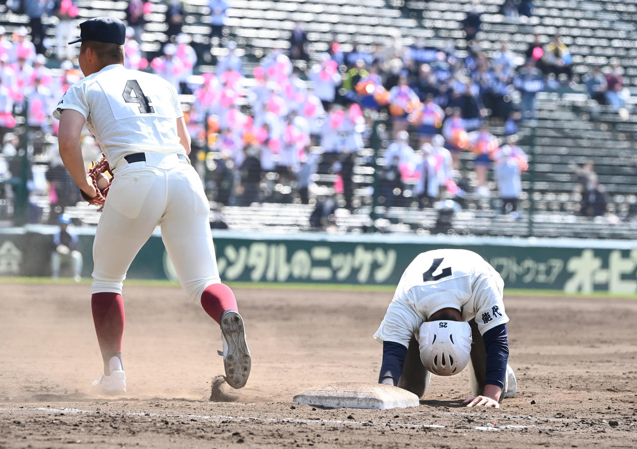 能代松陽対大阪桐蔭　9回表能代松陽無死一塁、齋藤のバントが一塁前の小飛球となり一走虻川は帰塁できず併殺となる（撮影・和賀正仁）