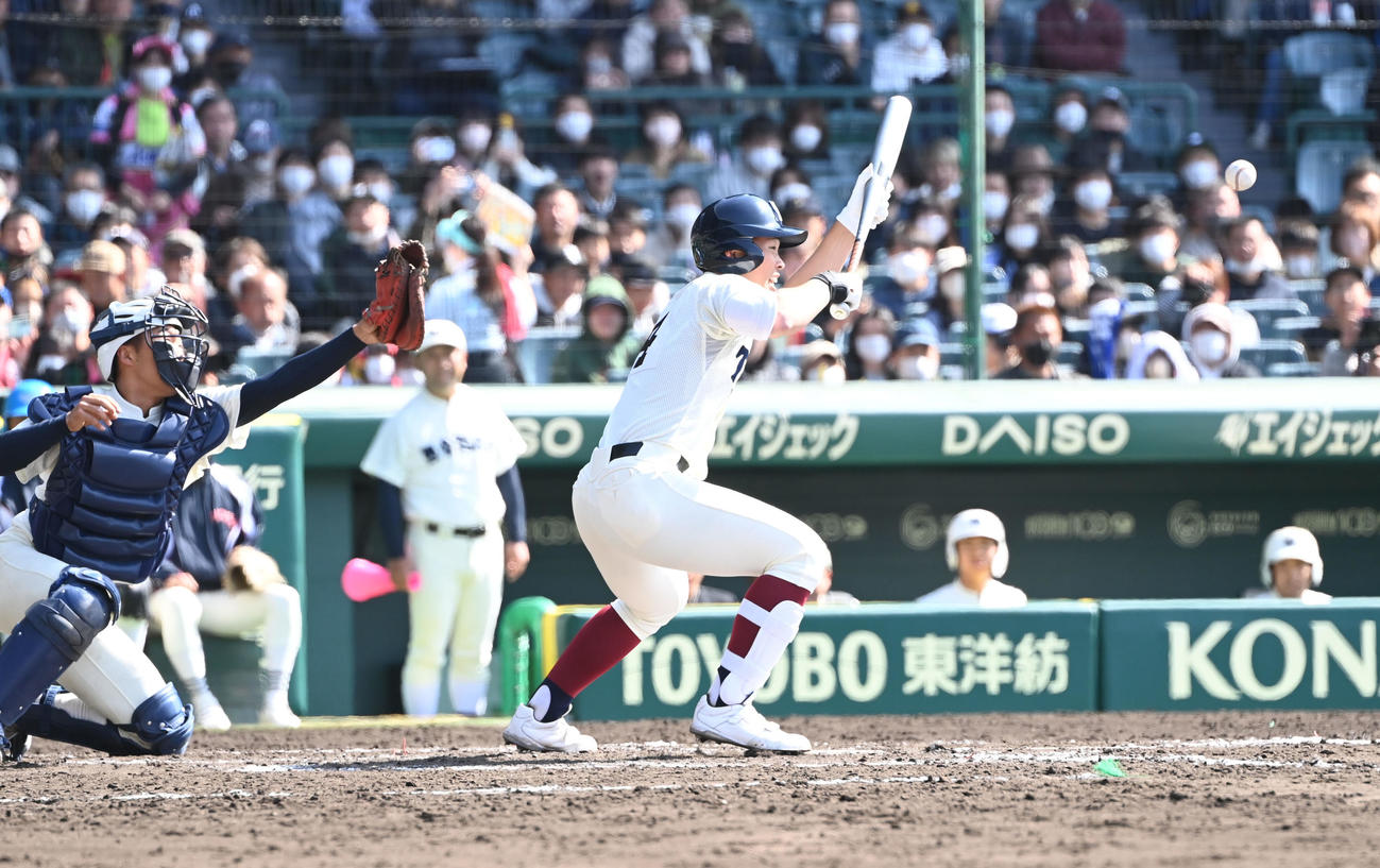 能代松陽対大阪桐蔭　7回裏大阪桐蔭無死、1死三塁、投前にスクイズを決める村本（撮影・和賀正仁）