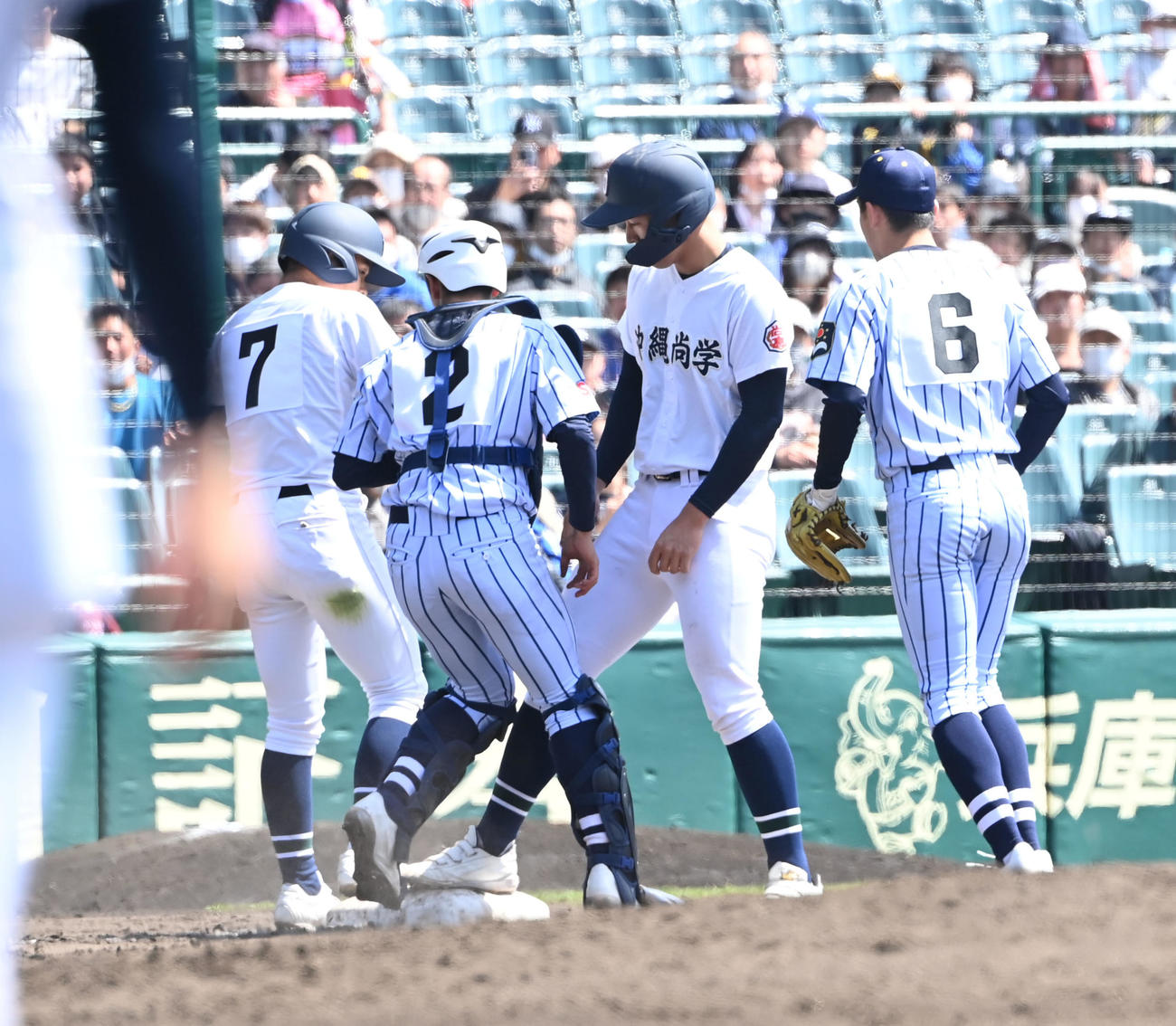 沖縄尚学対東海大菅生　6回表沖縄尚学1死二、三塁、大城のバントは空振り、三塁ベース上で二塁走者仲田がタッチアウト、その後三塁打の玉那覇もベースを離れタッチアウトとなる（撮影・和賀正仁）