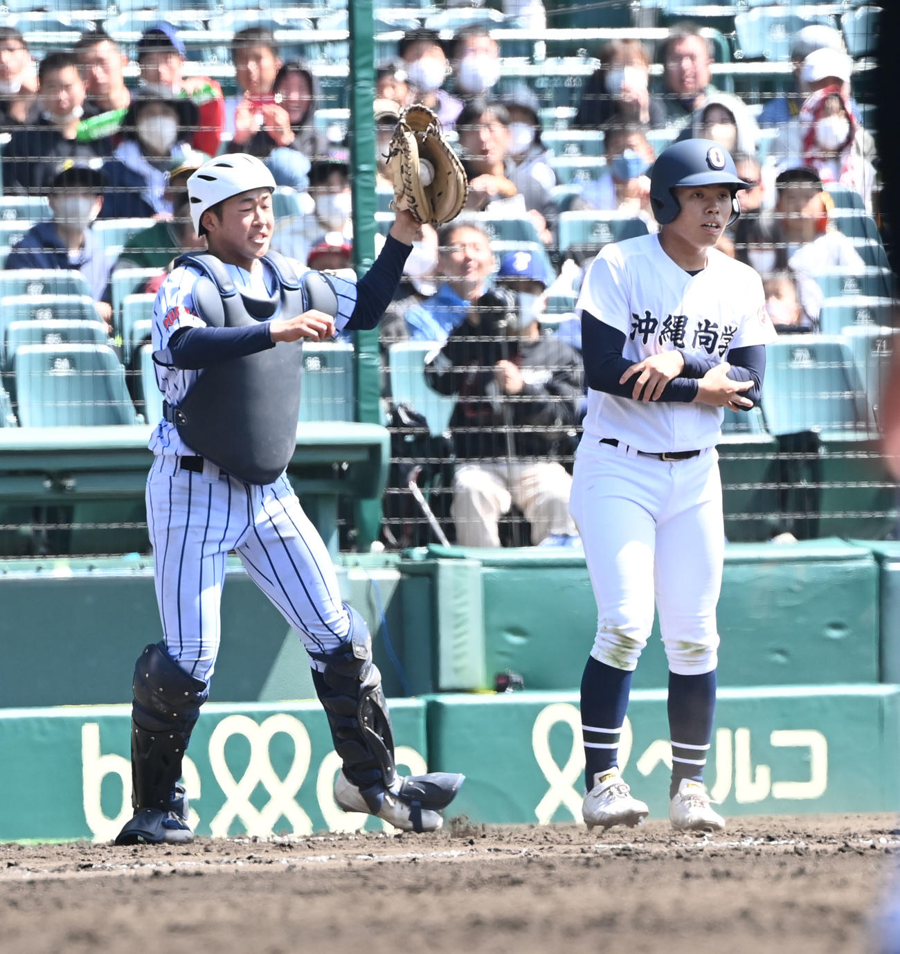 沖縄尚学対東海大菅生　6回表沖縄尚学1死二、三塁、大城のバントは空振り、三塁ベース上で二塁走者仲田がタッチアウト、その後三塁打の玉那覇もベースを離れタッチアウトとなる（撮影・和賀正仁）