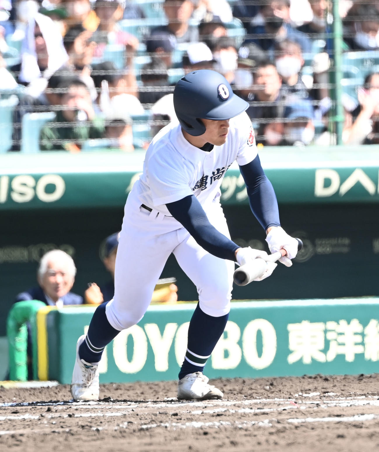 沖縄尚学対東海大菅生　6回表沖縄尚学1死二、三塁、大城のバントは空振り（撮影・和賀正仁）