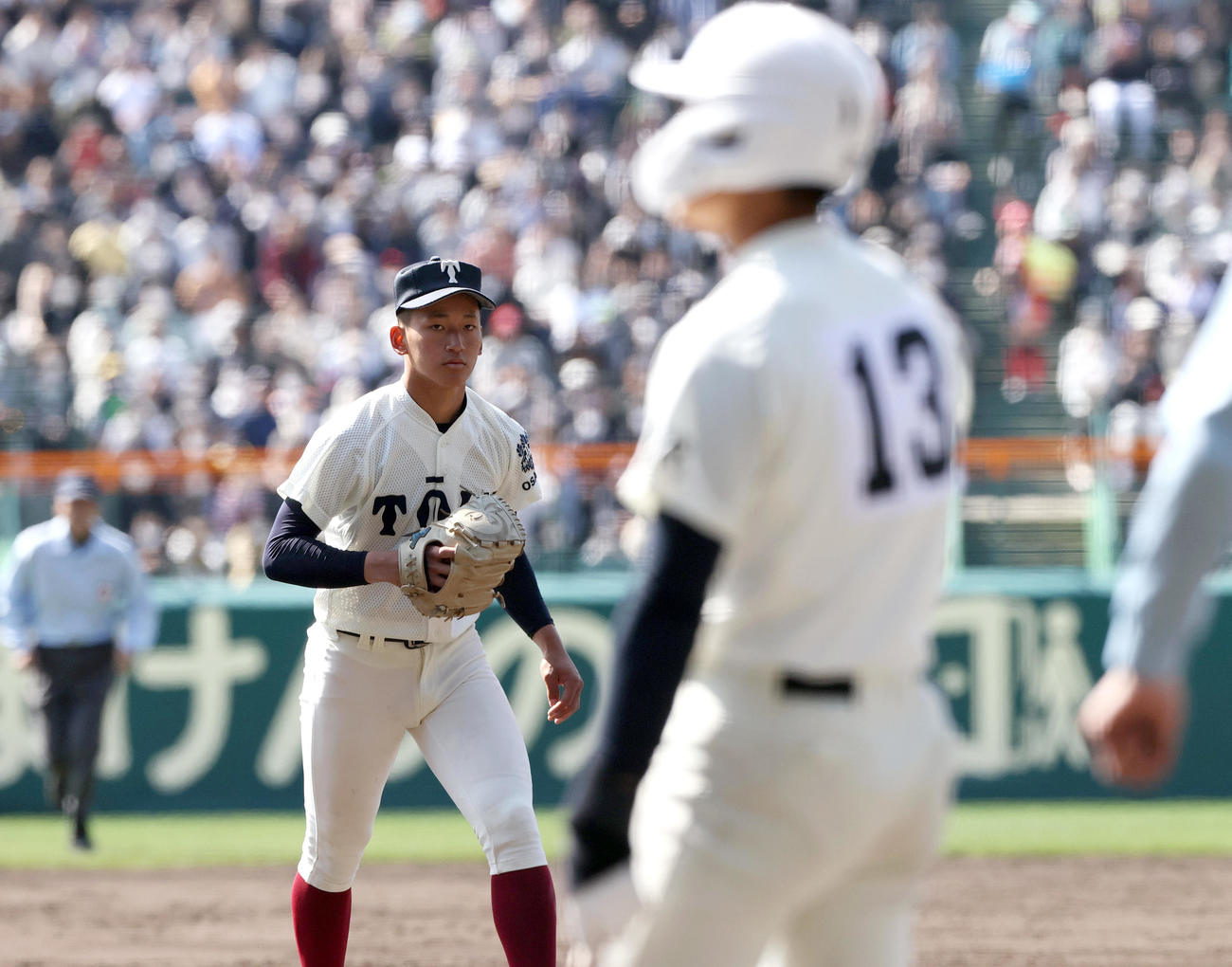能代松陽対大阪桐蔭　9回表能代松陽2死、前田は最終打者の佐々木（手前）を空振り三振に仕留める（撮影・上山淳一）