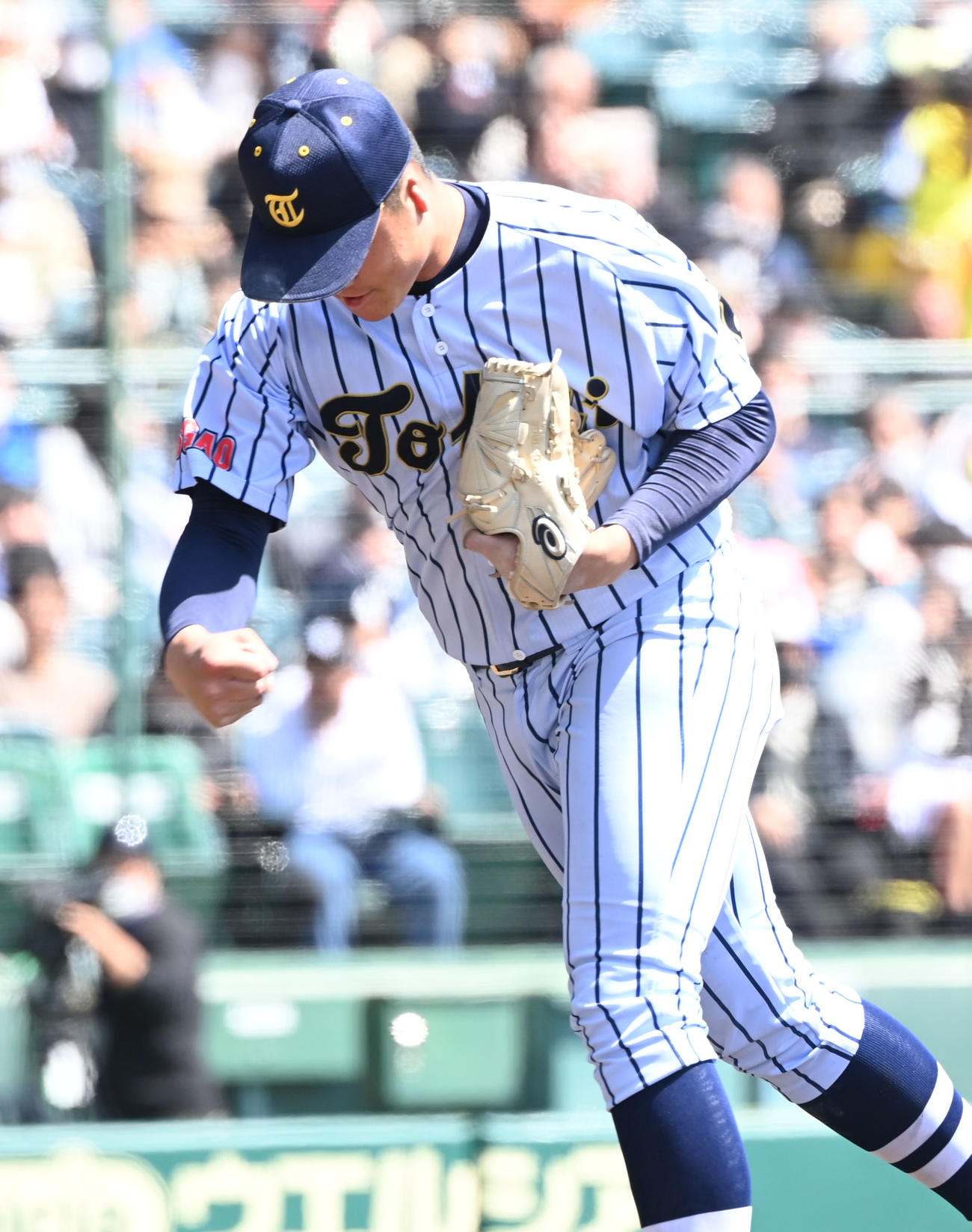 沖縄尚学対東海大菅生　8回のピンチをしのぎガッツポーズする東海大菅生・日当（撮影・和賀正仁）