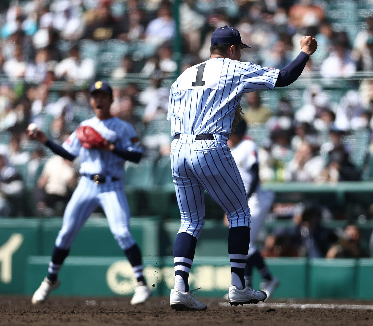 沖縄尚学対東海大菅生　5回表沖縄尚学1死満塁、知花を併殺に抑えガッツポーズする日当（撮影・河田真司）