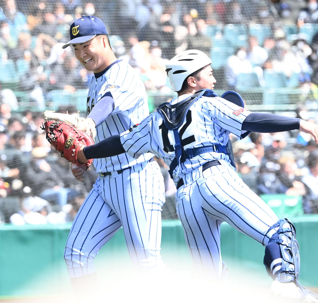 沖縄尚学対東海大菅生　5回表の無死満塁のピンチを無失点でしのぎ笑顔でベンチに戻る東海大菅生・日当（撮影・和賀正仁）