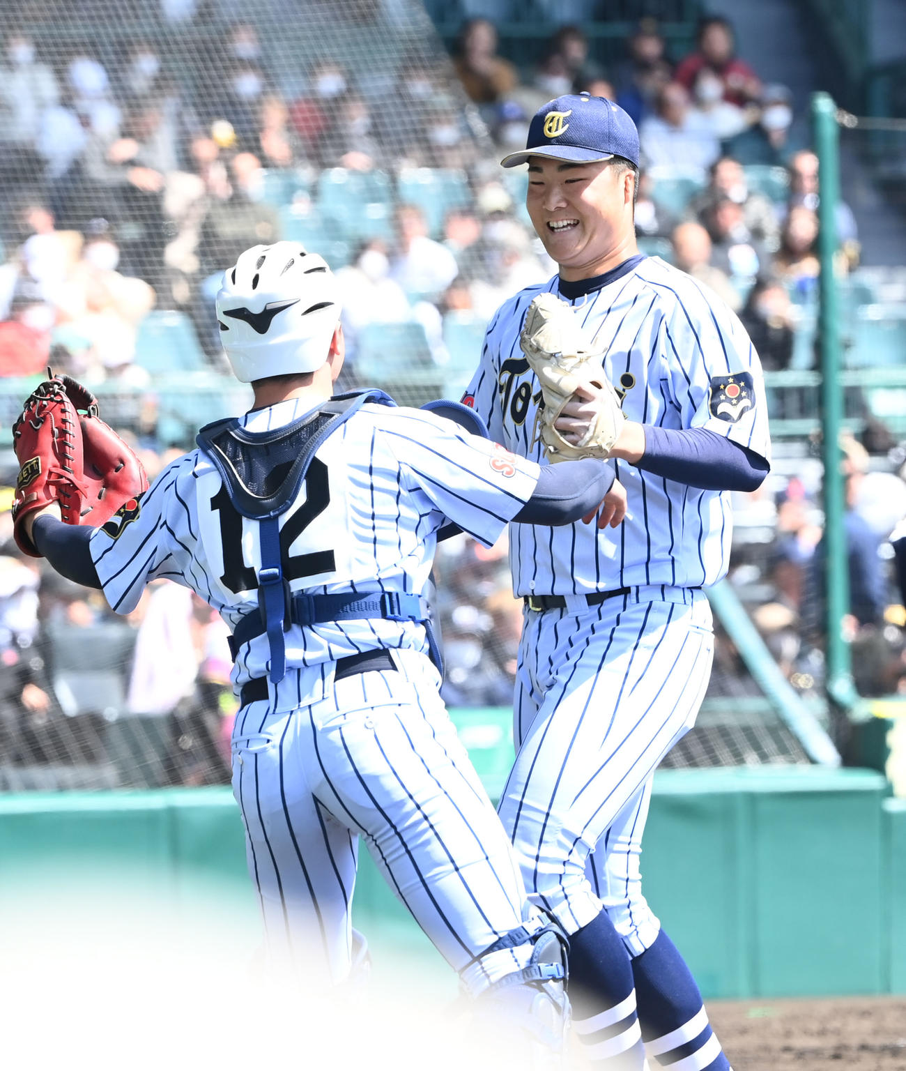 沖縄尚学対東海大菅生　5回表の無死満塁のピンチを無失点でしのぎ笑顔でベンチに戻る東海大菅生・日当（撮影・和賀正仁）