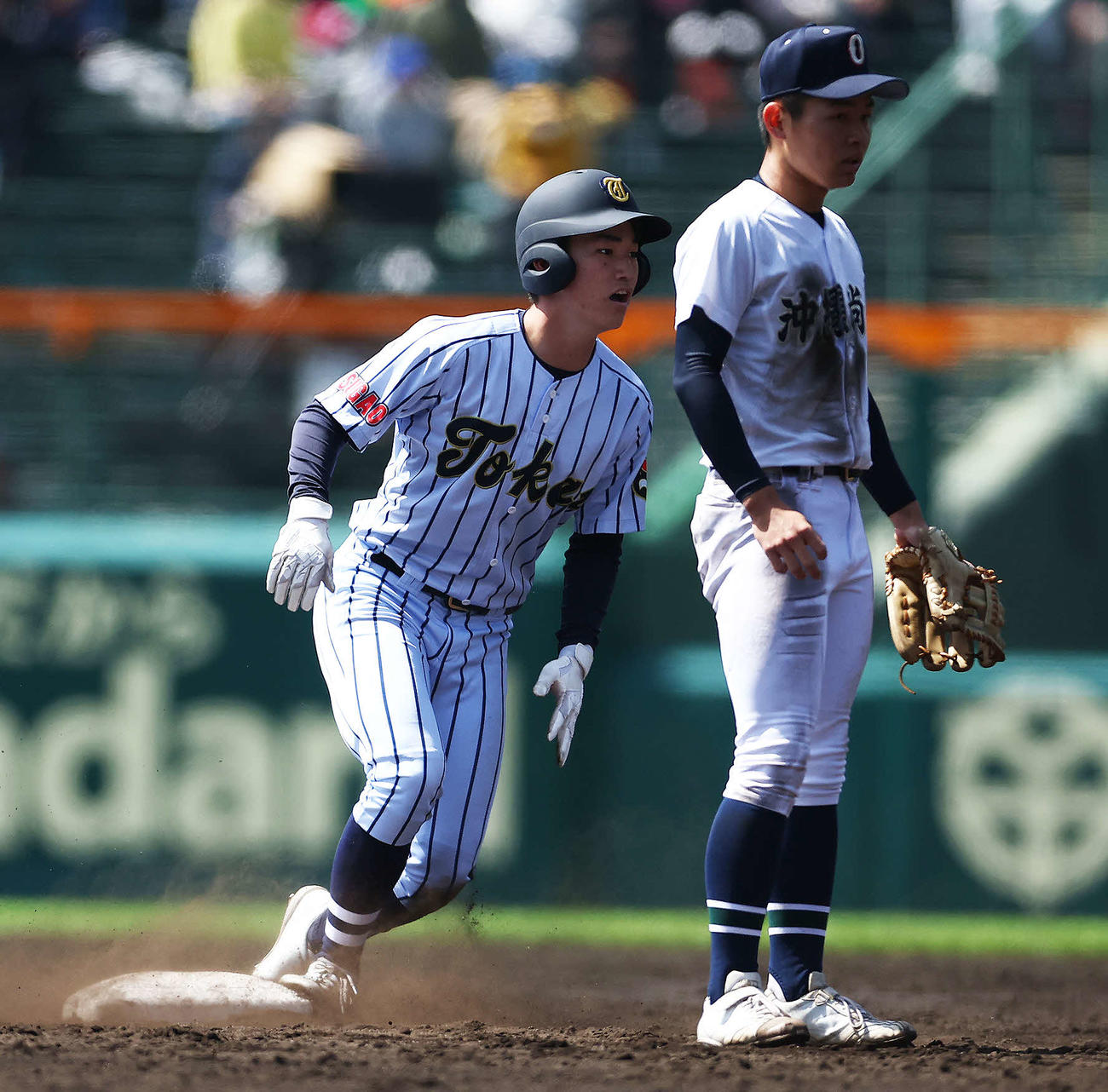 沖縄尚学対東海大菅生　4回裏東海大菅生無死一塁、二盗を決める大舛（左）（撮影・河田真司）