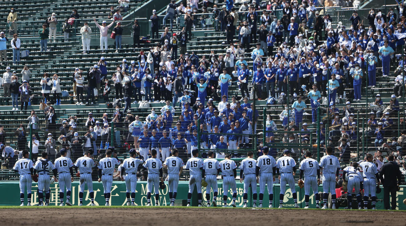 沖縄尚学対東海大菅生　沖縄尚学に勝利し、アルプススタンドにあいさつする東海大菅生ナイン（撮影・河田真司）