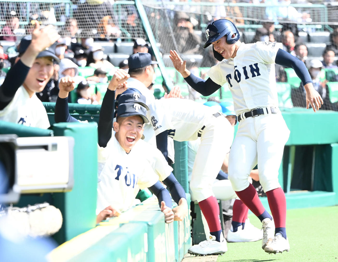 能代松陽対大阪桐蔭　7回裏大阪桐蔭無死、1死三塁、村本のスクイズで先制し喜ぶ大阪桐蔭の選手ら（撮影・和賀正仁）
