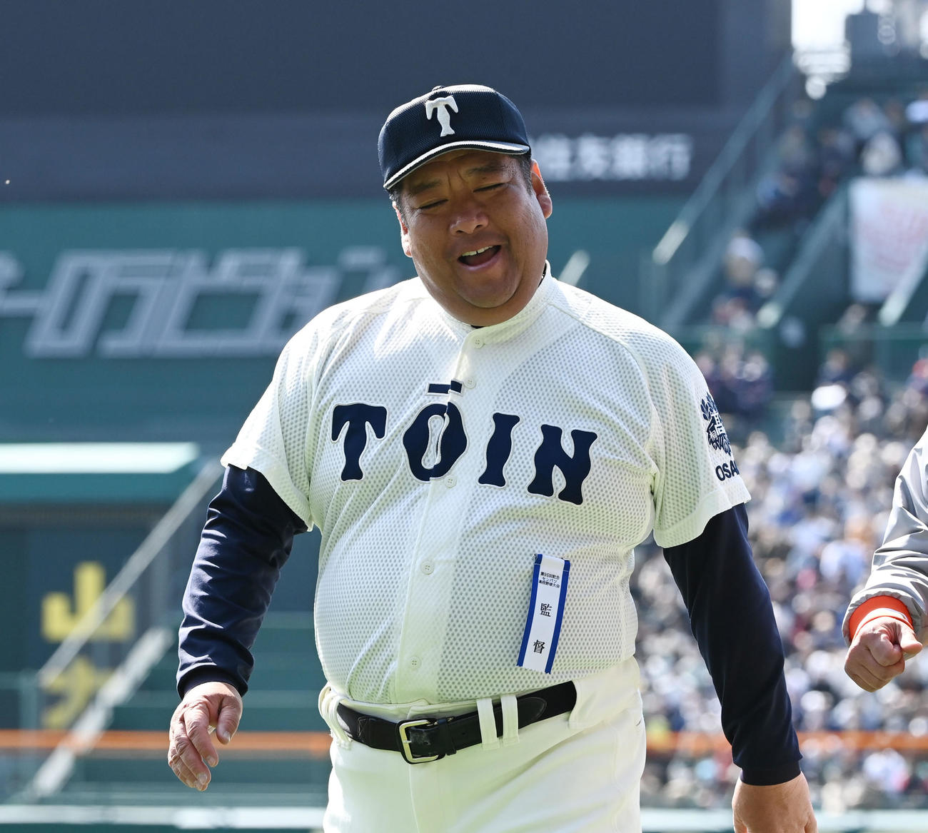 能代松陽対大阪桐蔭　応援団にあいさつし、引き揚げる大阪桐蔭・西谷監督（撮影・和賀正仁）