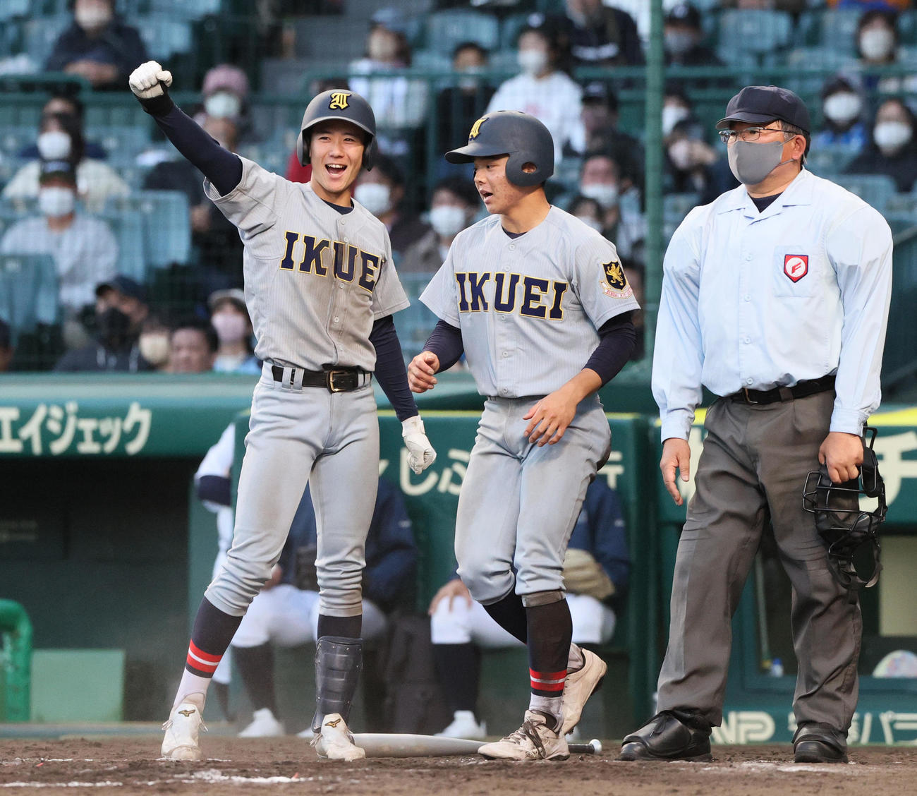 仙台育英対龍谷大平安　8回表仙台育英2死二、三塁、浜田の右前適時打で2点が返り喜ぶ次打者の山田（左）。中央は二走湯浅（撮影・上山淳一）