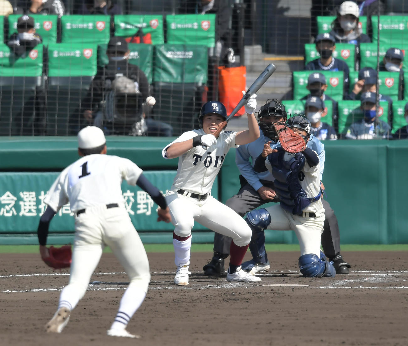 能代松陽対大阪桐蔭　7回裏大阪桐蔭無死、1死三塁、投前にスクイズを決める村本。投手森岡