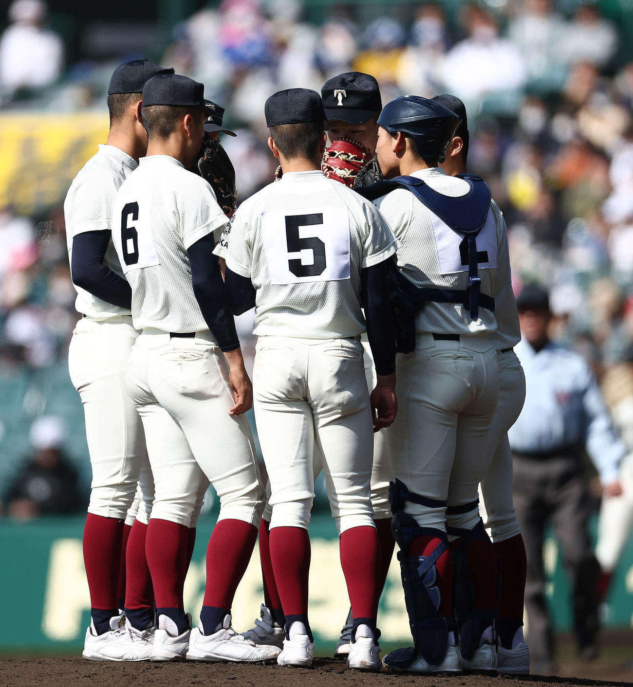能代松陽対大阪桐蔭　7回表能代松陽1死一、二塁、マウンドに集まり伝言を聞く大阪桐蔭ナイン（撮影・河田真司）