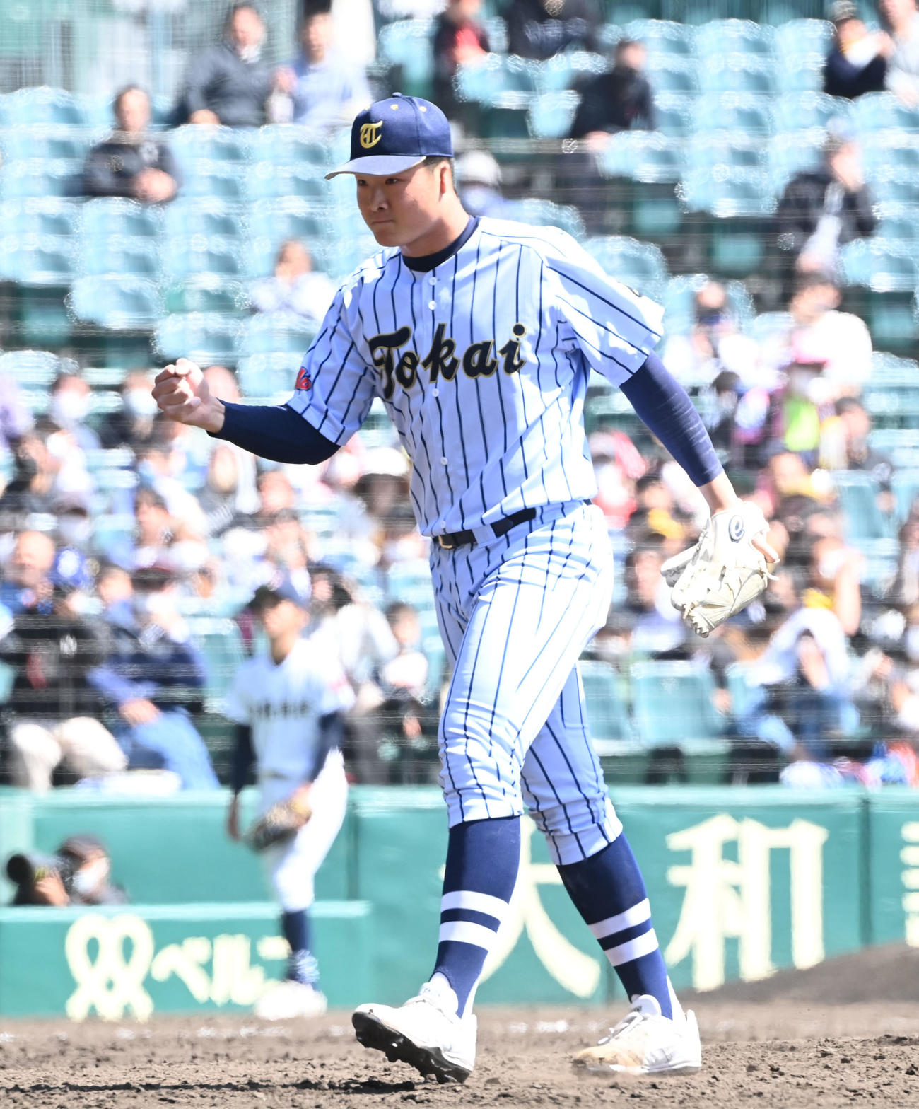 沖縄尚学対東海大菅生　完封勝利を飾りガッツポーズする東海大菅生・日当（撮影・和賀正仁）