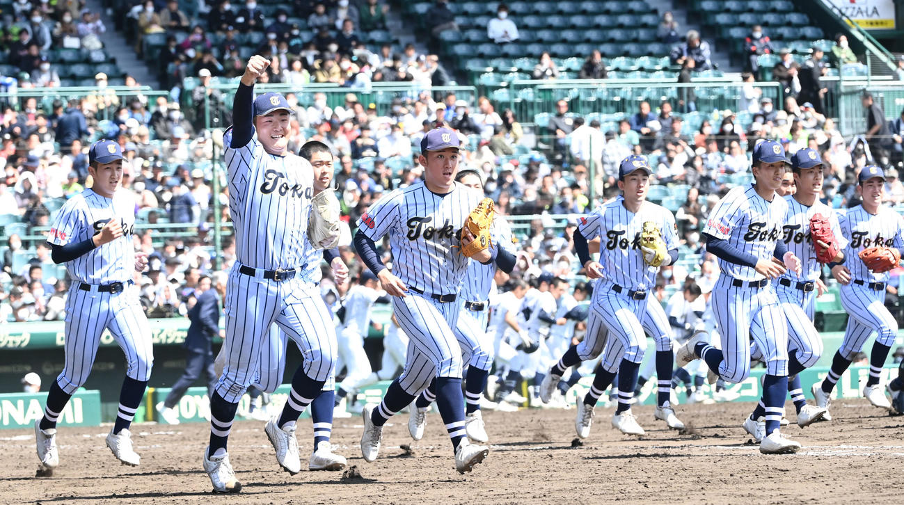 沖縄尚学対東海大菅生　沖縄尚学を完封し、応援団にあいさつに向いながらガッツポーズする東海大菅生・日当（撮影・和賀正仁）
