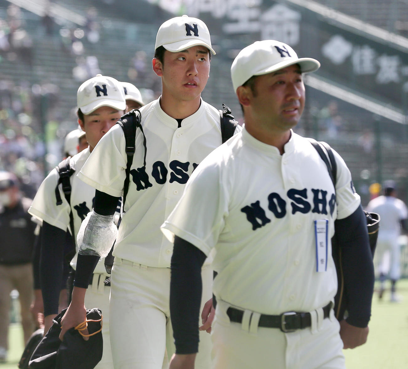 能代松陽対大阪桐蔭　能代松陽の森岡（右から2人目）は大阪桐蔭に惜敗し、引き揚げる（撮影・上山淳一）