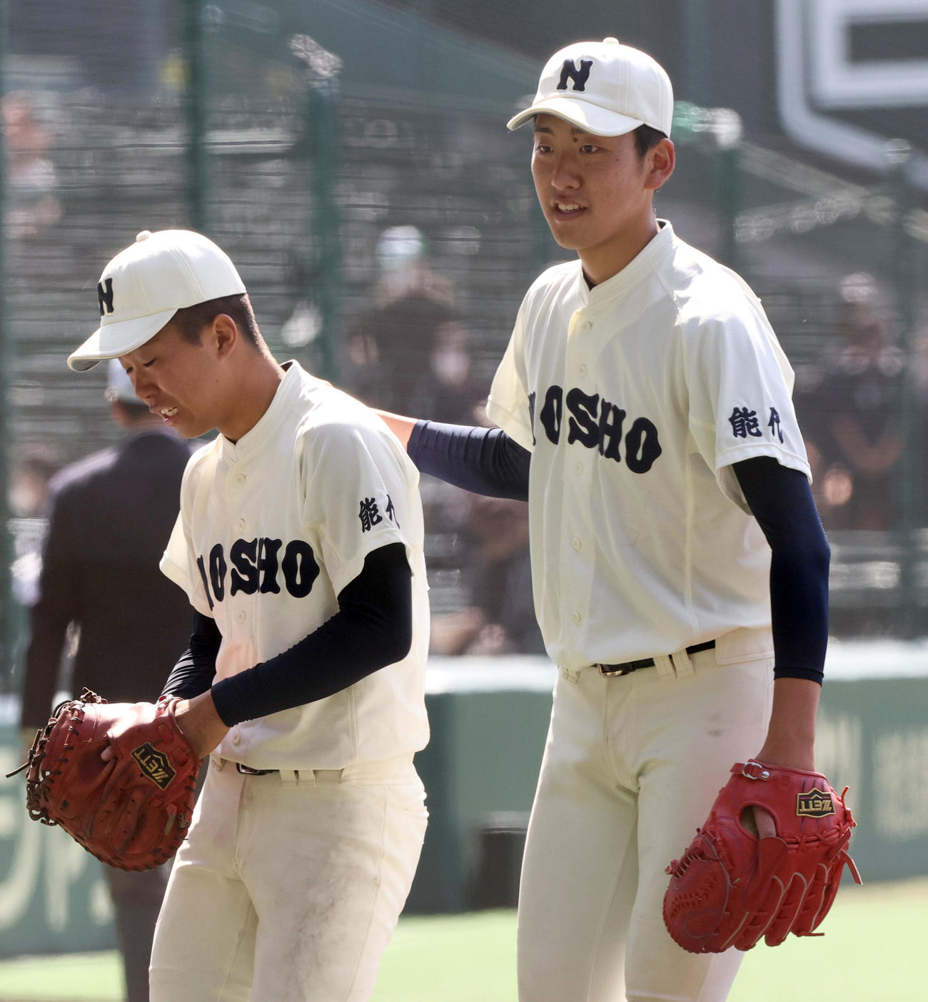 能代松陽対大阪桐蔭　大阪桐蔭に惜しくも敗れたエース森岡（右）は涙する柴田をねぎらう（撮影・上山淳一）