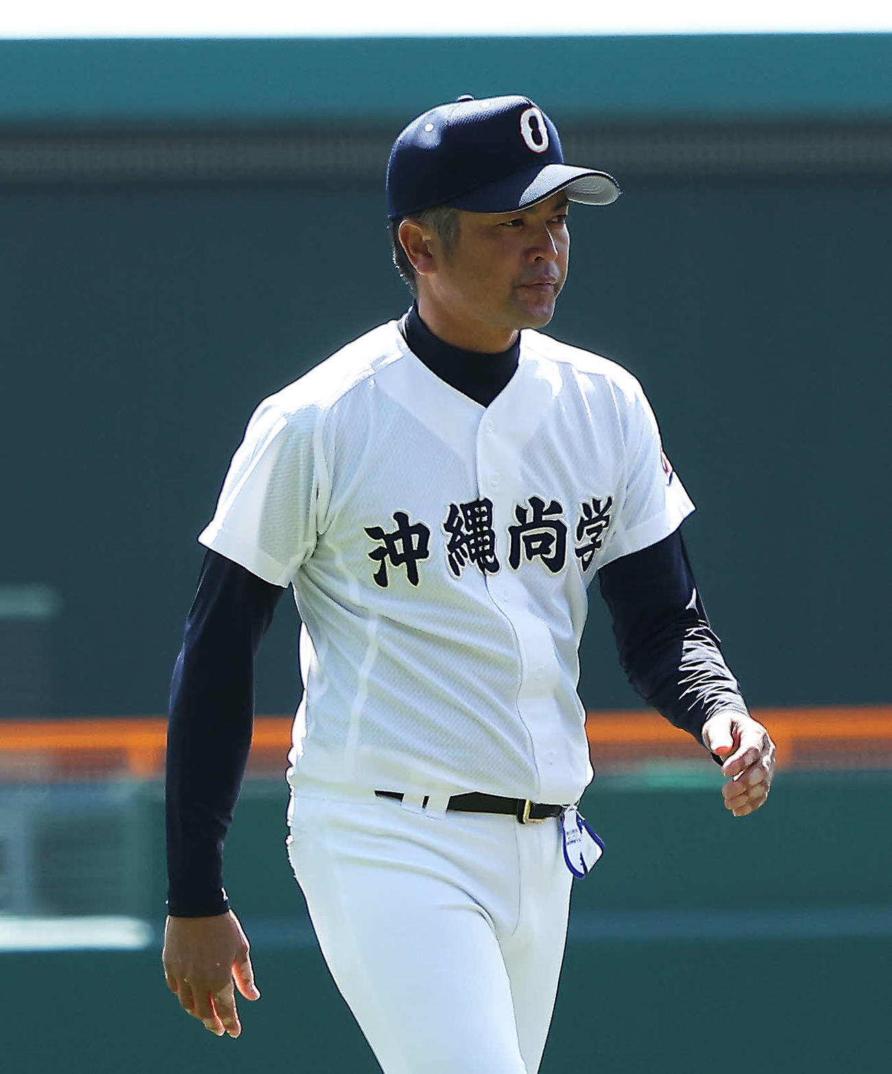 沖縄尚学対東海大菅生　東海大菅生に敗れ、あいさつを終え引き揚げる沖縄尚学・比嘉監督（撮影・河田真司）