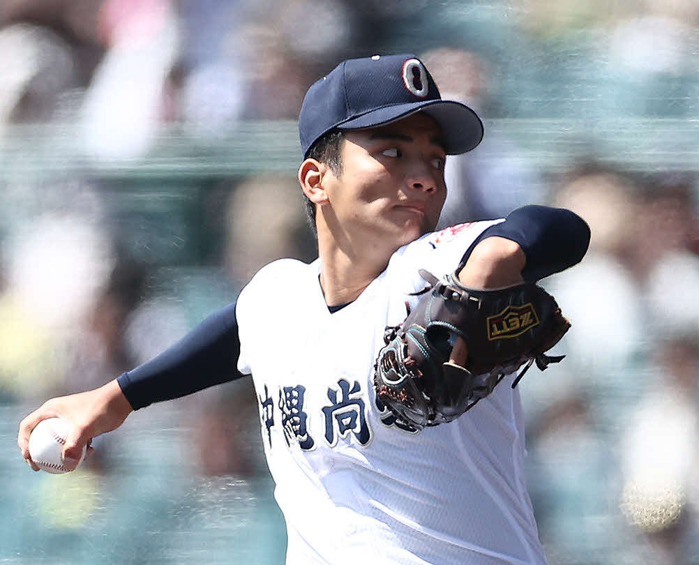 沖縄尚学対東海大菅生　6回裏、力投する沖縄尚学・東恩納（撮影・河田真司）