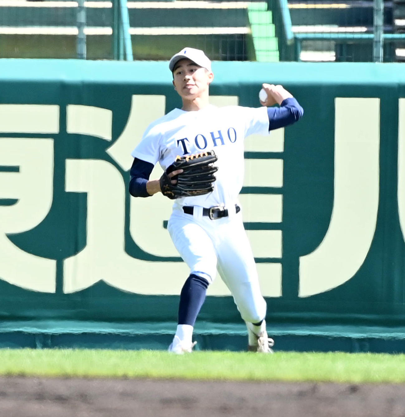 東邦対報徳学園　2回裏報徳学園1死一、二塁、林の左前打で本塁を狙った西村を刺した藤江（撮影・前岡正明）