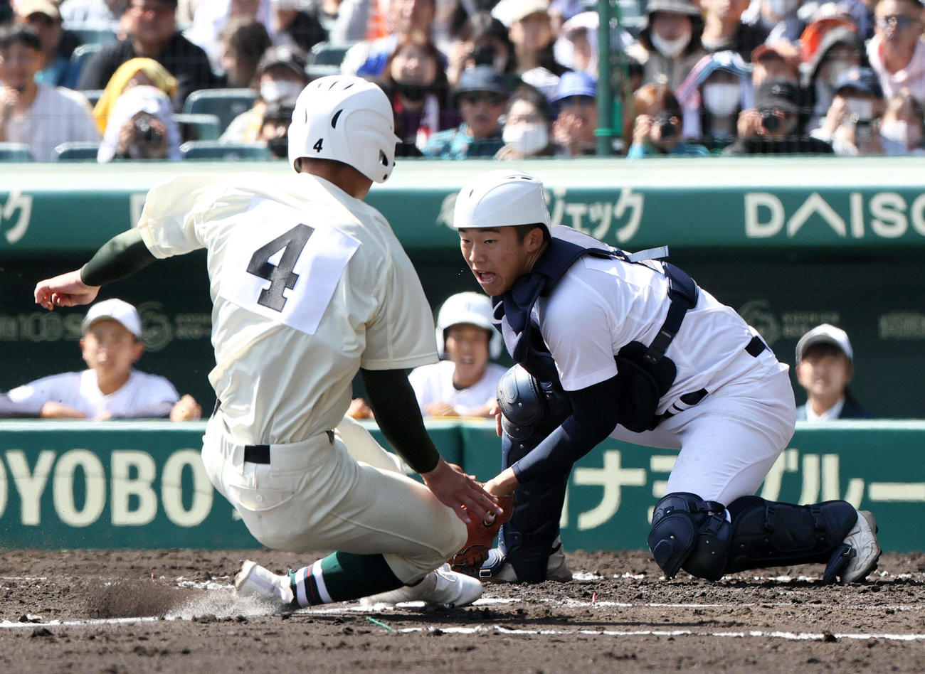 東邦対報徳学園　2回裏報徳学園2死満塁、岩本の右前適時打で2点目の本塁を狙った二走林（手前）を捕手南出がアウトにする（撮影・上山淳一）