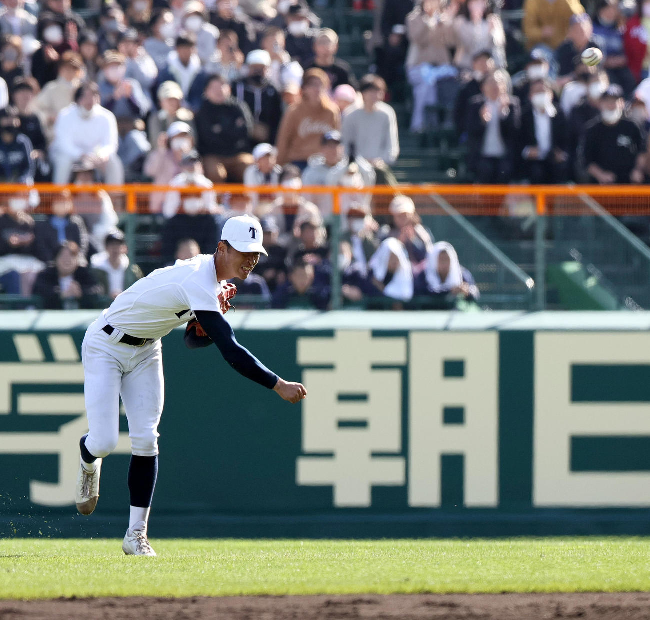 東邦対報徳学園　9回裏報徳学園1死二塁、上田は堀の中前打を捕球し、本塁送球で二走岩本を刺す（撮影・上山淳一