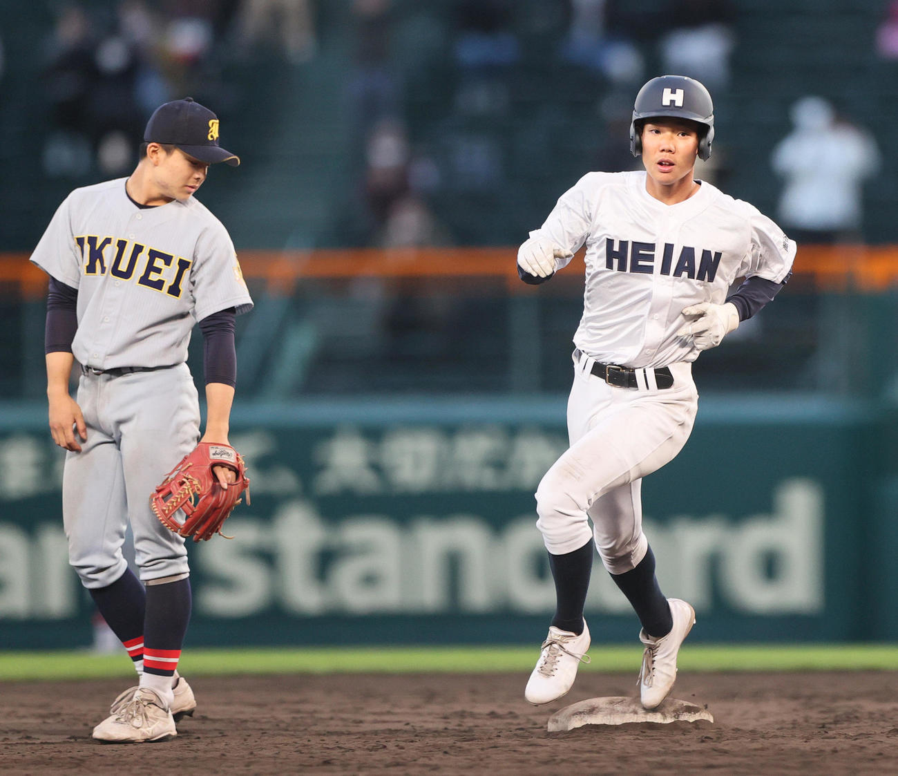 仙台育英対龍谷大平安　9回裏龍谷大平安無死、山口（右）は左越え本塁打を放ちベースランする（撮影・上山淳一）