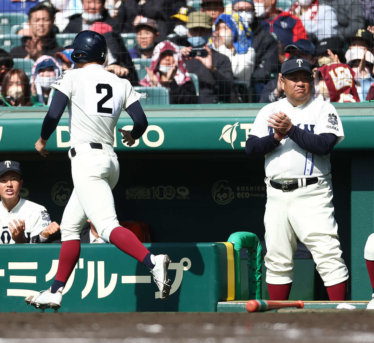 能代松陽対大阪桐蔭　7回裏大阪桐蔭1死三塁、村本のスクイズで先制し、拍手する西谷監督（右）（撮影・河田真司）