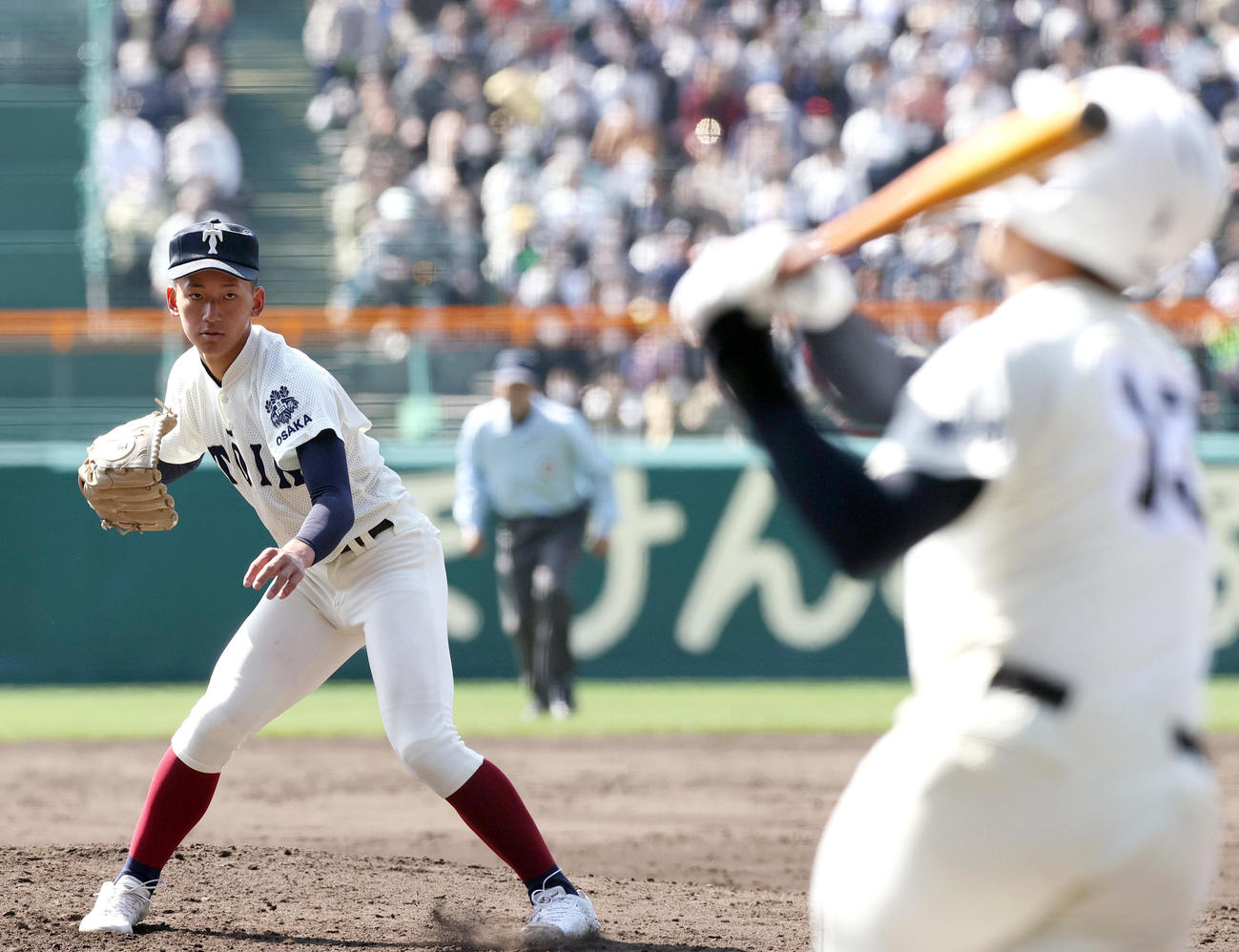 能代松陽対大阪桐蔭　9回表能代松陽2死、前田（左）は最終打者の佐々木を空振り三振に仕留める（撮影・上山淳一）