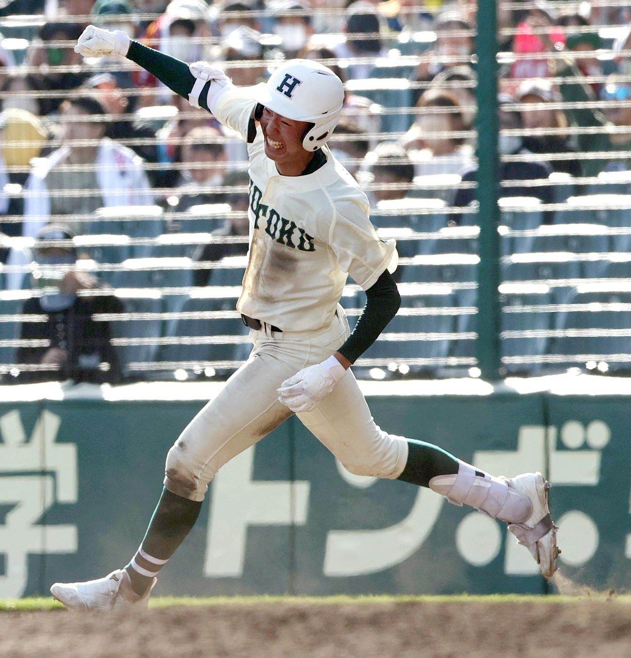 東邦対報徳学園　タイブレーク10回裏報徳学園1死満塁、西村はサヨナラ右前適時打を放ち喜ぶ（撮影・上山淳一）