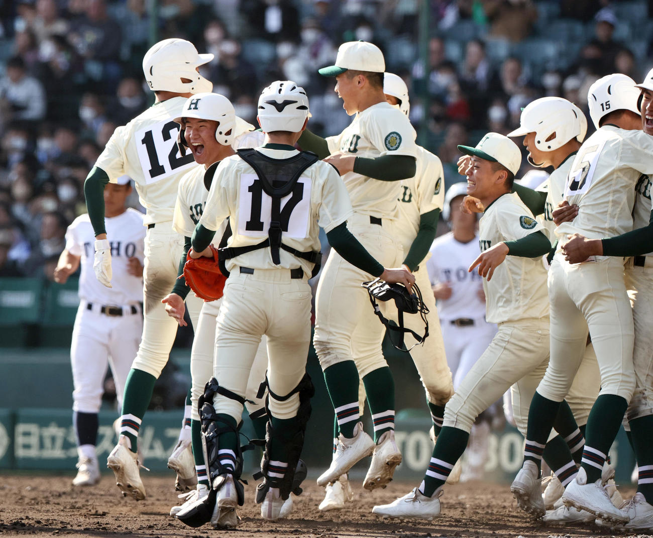 東邦対報徳学園　タイブレーク10回裏報徳学園1死満塁、西村（12）のサヨナラ右前適時打で東邦を破り歓喜する報徳学園ナイン（撮影・上山淳一）