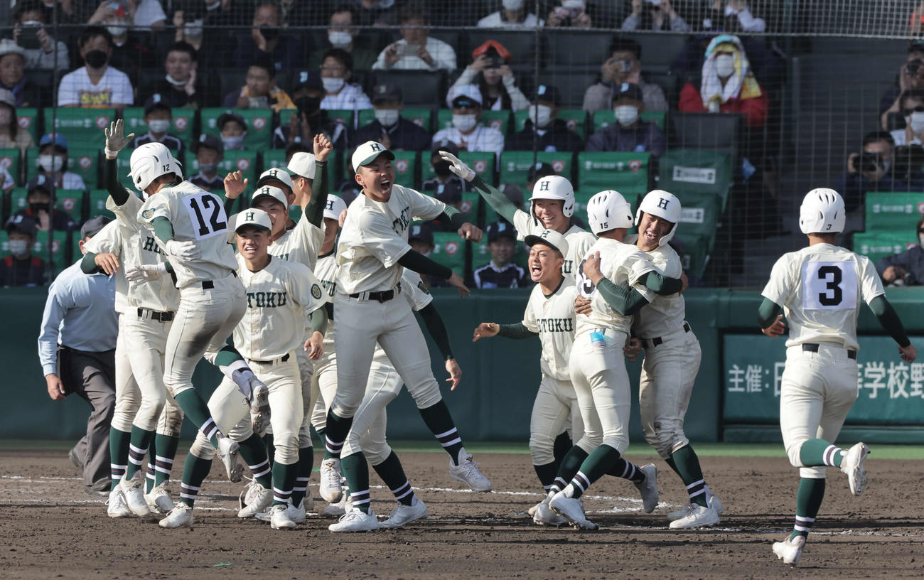 東邦対報徳学園　10回裏報徳学園1死満塁、西村（左から2人目）の適時打でサヨナラ勝ちし、ジャンプして喜ぶ報徳学園ナイン