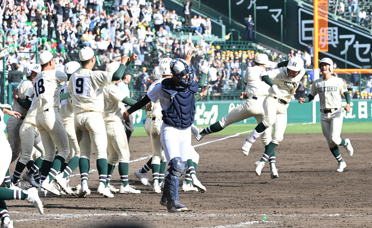 東邦対報徳学園　10回裏報徳学園1死満塁、西村（右から2人目）の適時打でサヨナラ勝ちしジャンプして喜ぶ報徳学園ナイン（撮影・和賀正仁）