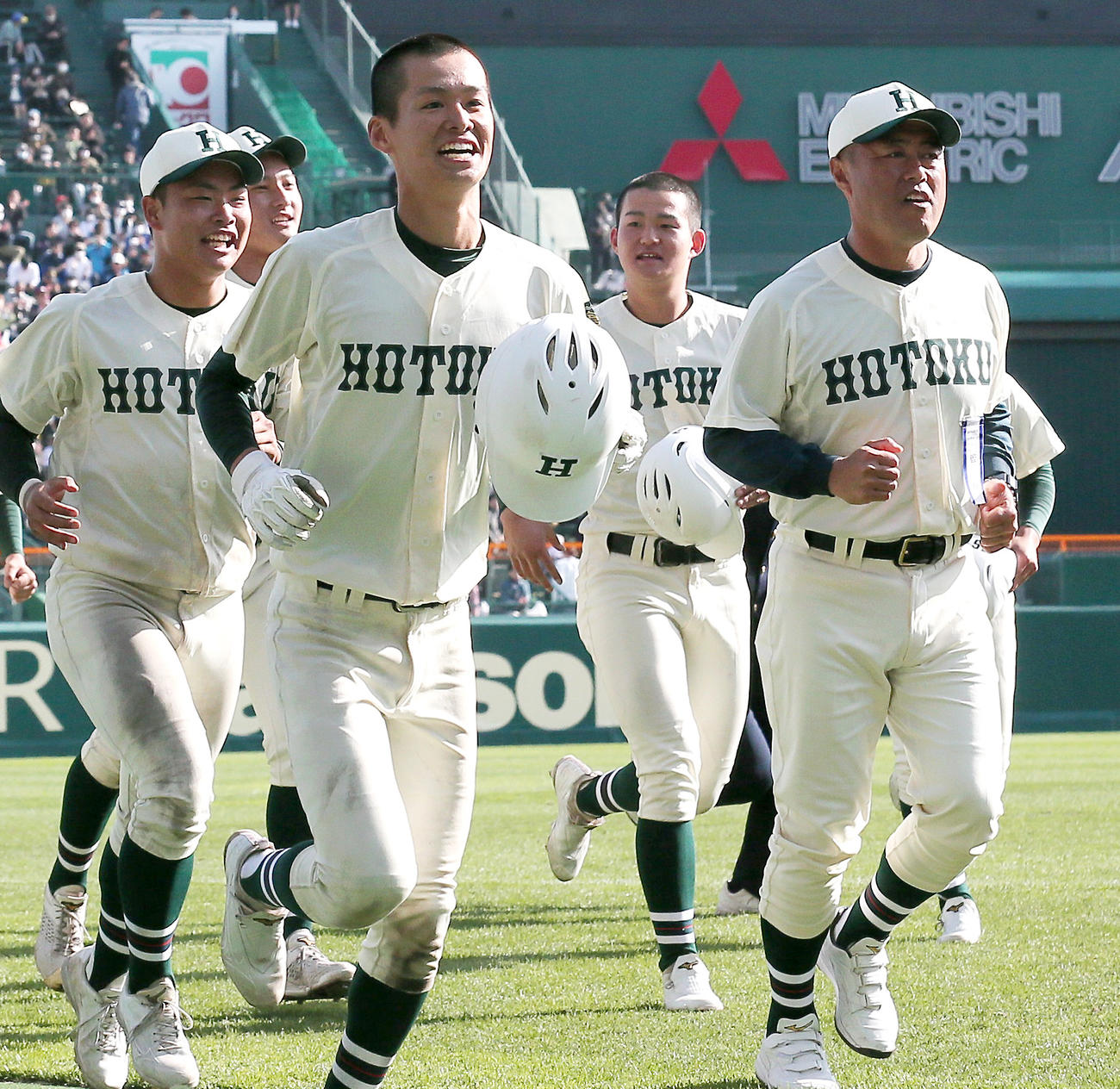 東邦対報徳学園　東邦に勝利し、応援席にあいさつを終え引き揚げる報徳学園の大角監督（右）と選手たち（撮影・上山淳一）