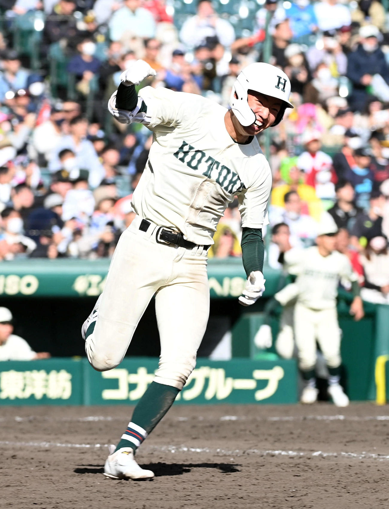 東邦対報徳学園　10回裏報徳学園1死満塁、西村は右前にサヨナラ打を放ちガッツポーズ（撮影・前岡正明）