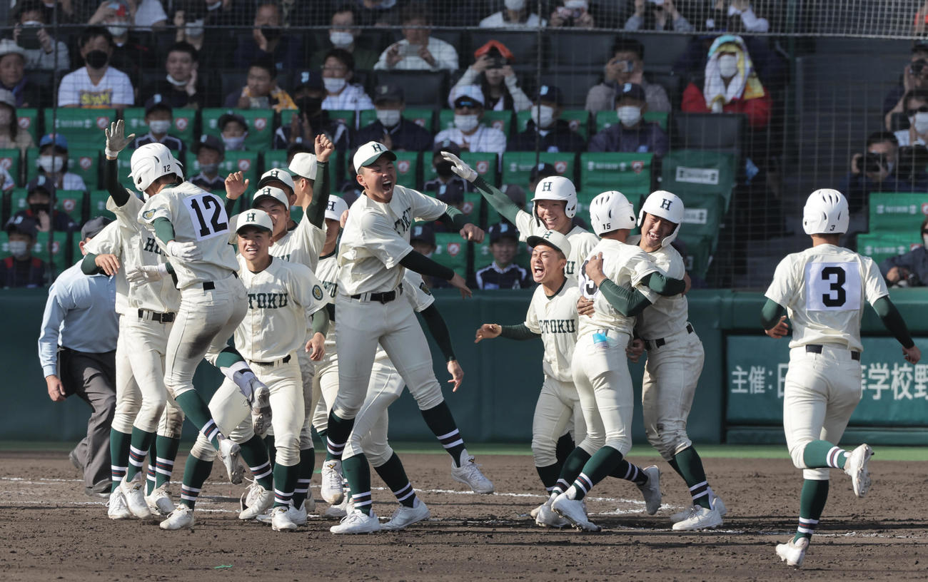 東邦対報徳学園　10回裏報徳学園1死満塁、西村（左から2人目）の適時打でサヨナラ勝ちし、ジャンプして喜ぶ報徳学園ナイン