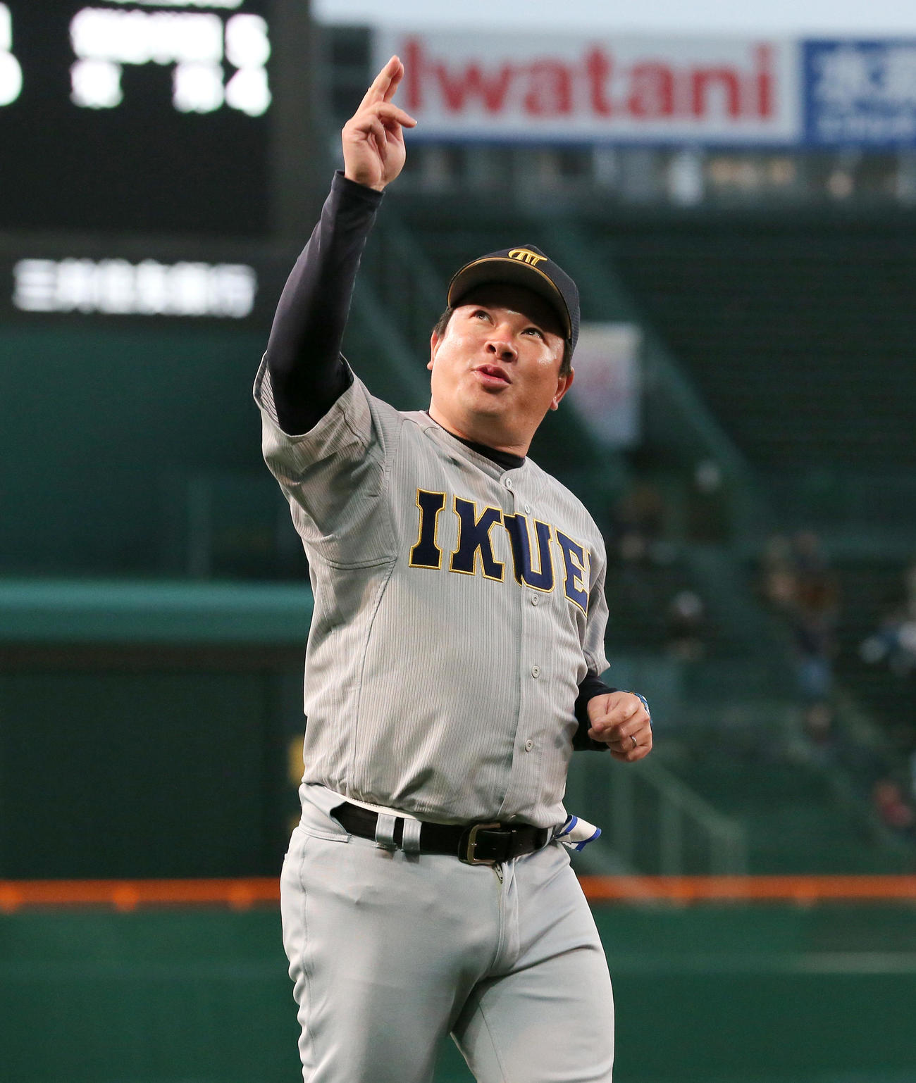 仙台育英対龍谷大平安　龍谷大平安に勝利し、応援席にあいさつを終え引き揚げる仙台育英の須江監督（撮影・上山淳一）
