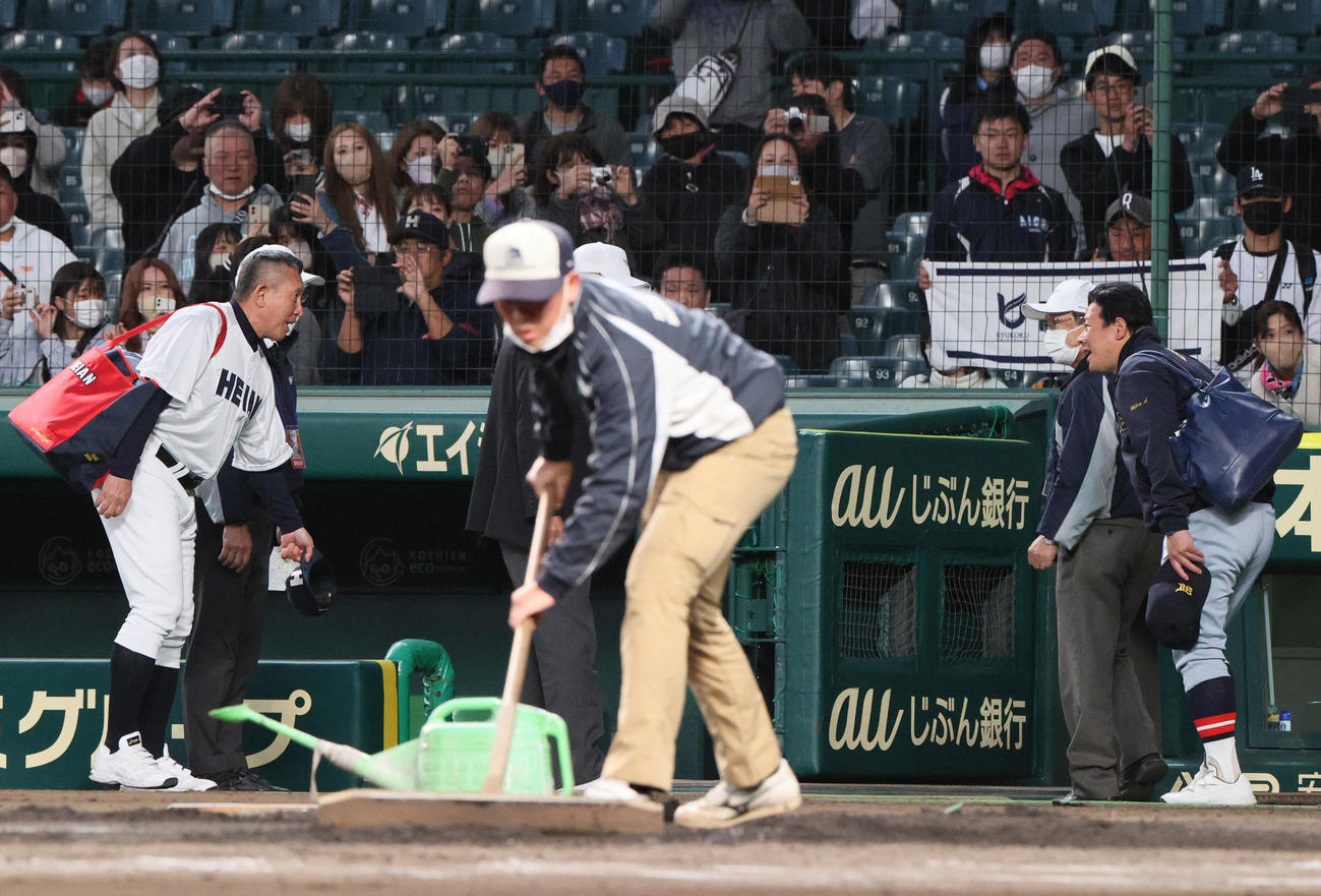 仙台育英対龍谷大平安　試合を終えあいさつする龍谷大平安の原田監督（左）と仙台育英の須江監督（撮影・上山淳一）