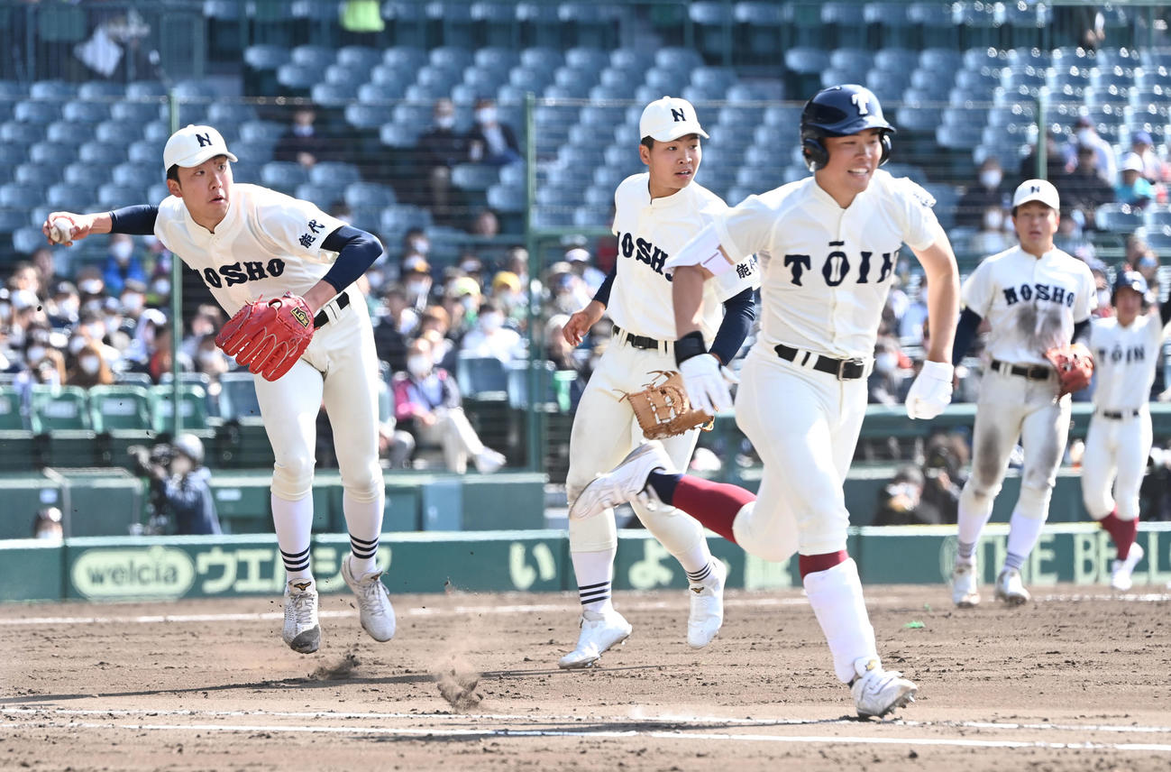 能代松陽対大阪桐蔭　7回裏大阪桐蔭1死三塁、村本（手前）のスクイズを処理し一塁へ送球する森岡（左）（撮影・和賀正仁）