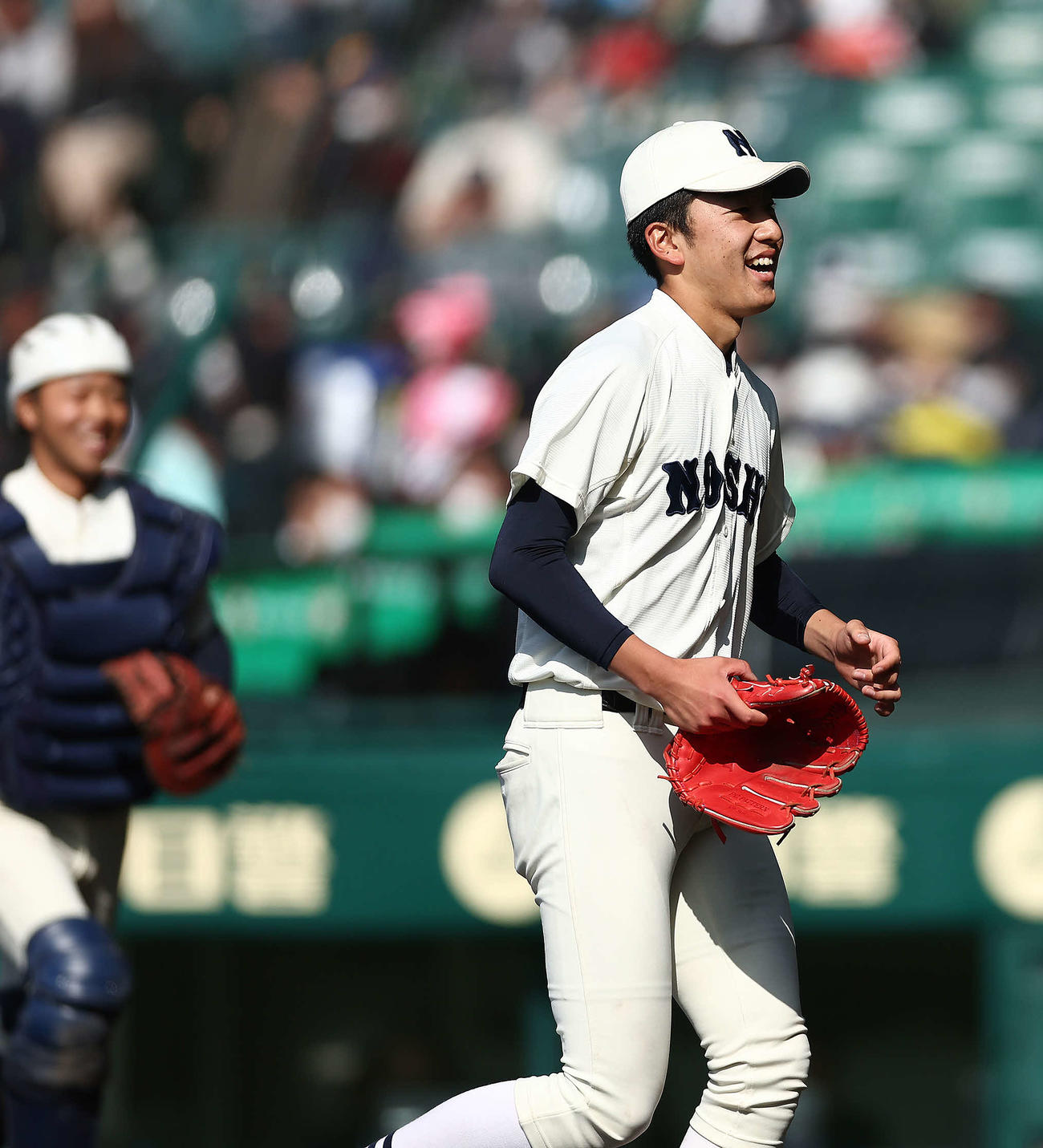 能代松陽対大阪桐蔭　4回裏を抑え、笑顔でベンチに戻る能代松陽・森岡（撮影・河田真司）