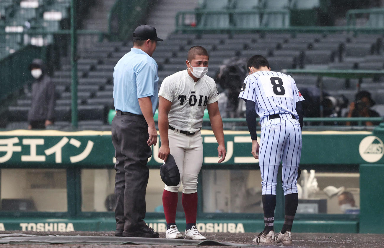 審判から雨天コールドを告げられ互いに一礼する大阪桐蔭・池田陵真（中央）と東海大菅生・栄塁唯（2021年8月17日撮影）