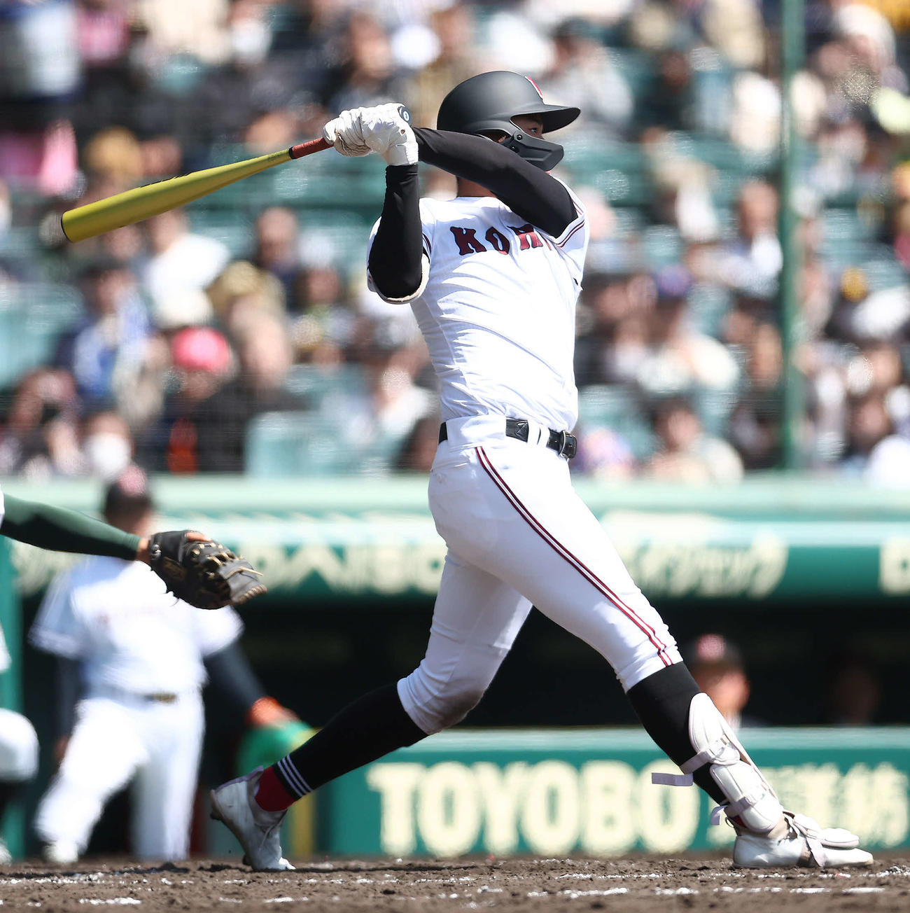 専大松戸対広陵　2回裏広陵1死一、三塁、中越え適時二塁打を放つ真鍋（撮影・河田真司）