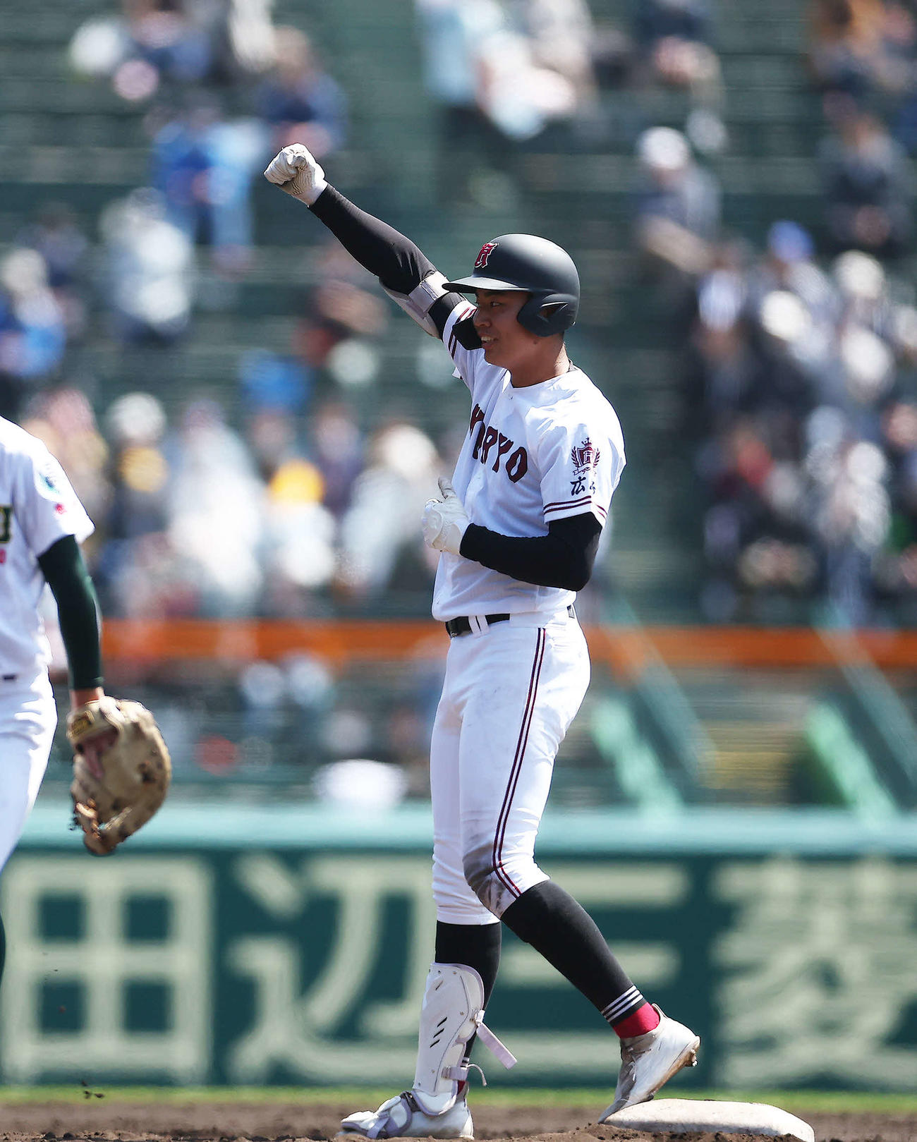 専大松戸対広陵　2回裏広陵1死一、三塁、適時二塁打で出塁しガッツポーズする真鍋（撮影・河田真司）