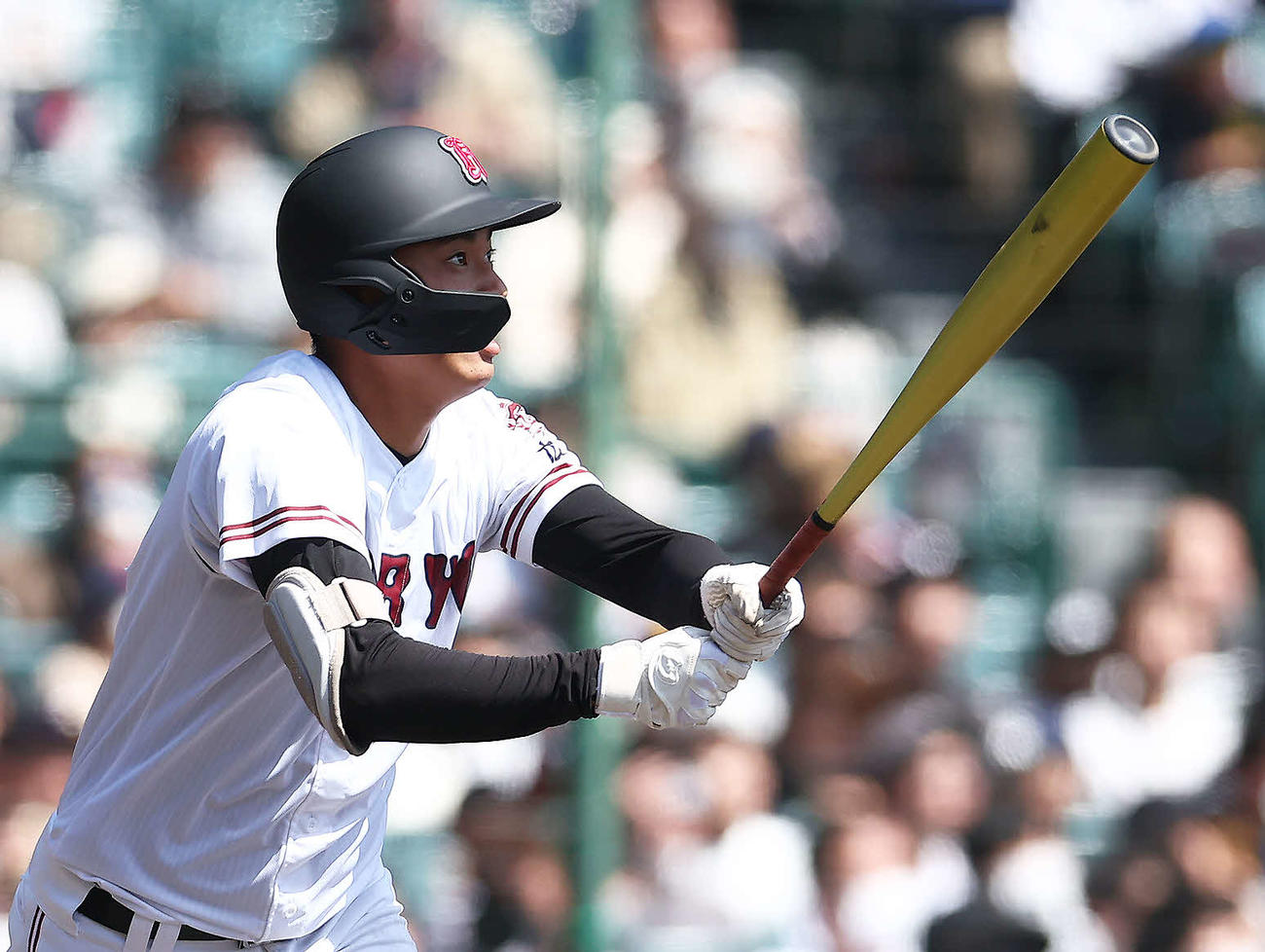 専大松戸対広陵　4回裏広陵2死二塁、中越え適時二塁打を放つ真鍋（撮影・河田真司）