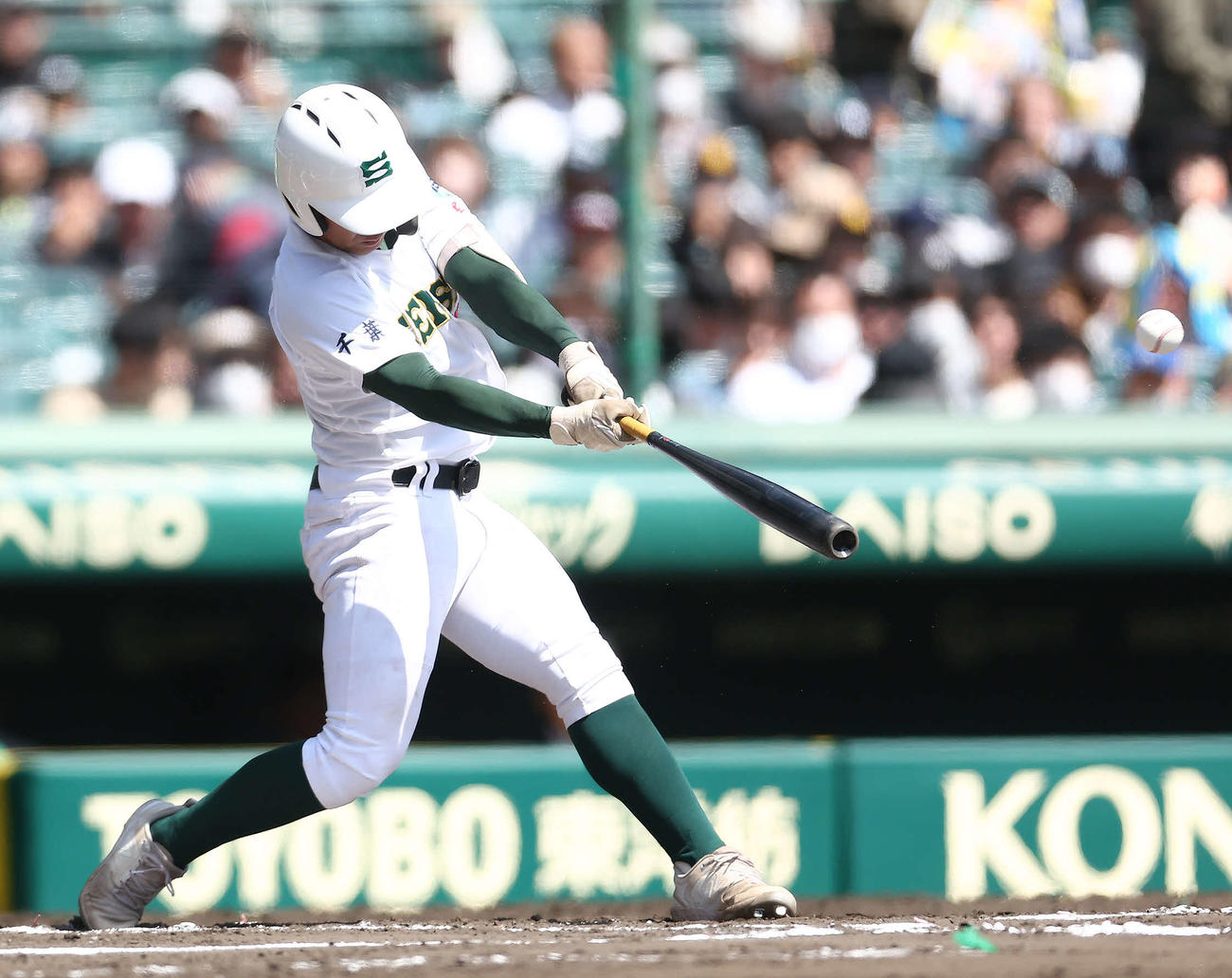 専大松戸対広陵　6回表専大松戸1死、左越えソロ本塁打を放つ吉田（撮影・河田真司）