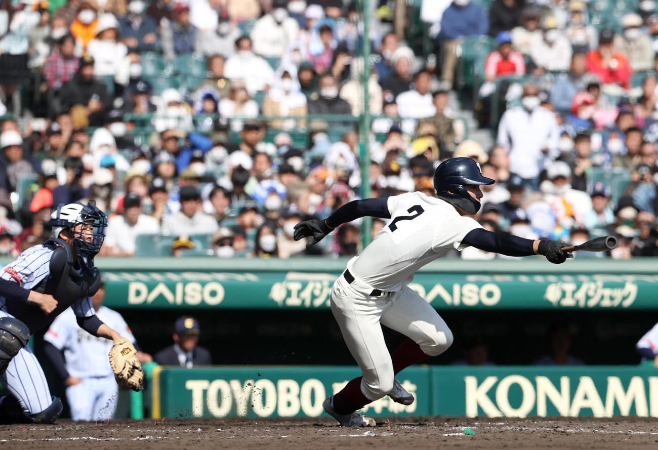 東海大菅生対大阪桐蔭　3回裏大阪桐蔭無死満塁、南川は先制の右前2点適時打を放つ（撮影・上山淳一）