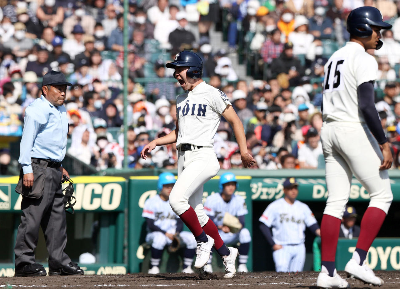 東海大菅生対大阪桐蔭　3回裏大阪桐蔭無死満塁、二走山田（中央）は南川の右前2点適時打で生還する（撮影・上山淳一）