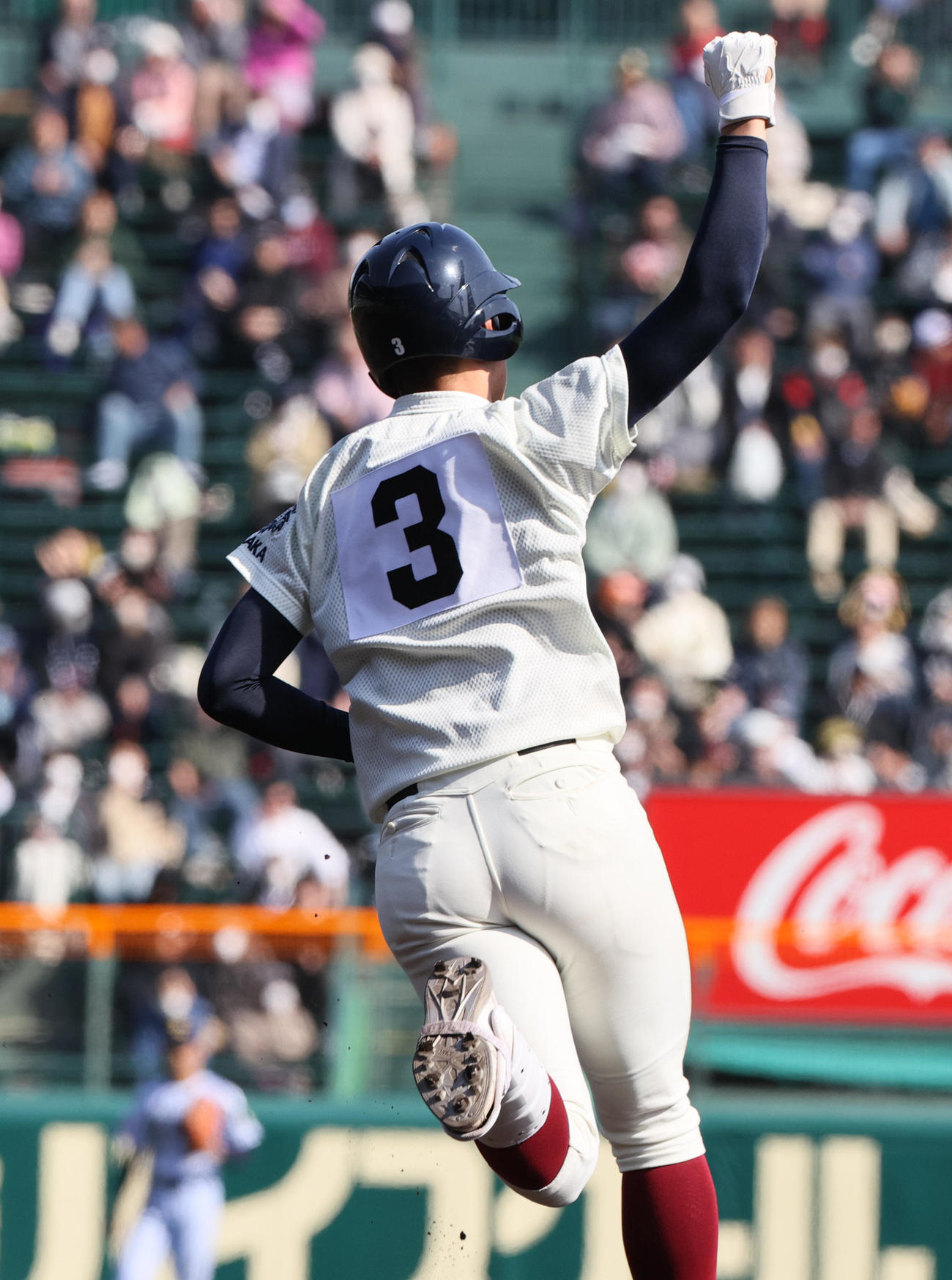 東海大菅生対大阪桐蔭　5回裏大阪桐蔭1死、佐藤は中越え本塁打を放ちガッツポーズする（撮影・上山淳一）